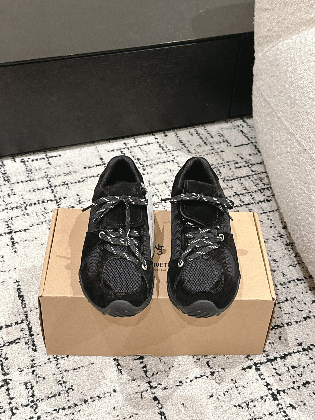 NO:166482,Negativethree(nt3) 25/ Korean designer brand functions, casual sports shoes, major Korean internet celebrities, celebrities are wearing it. A niche Korean brand, the key is that this gray and blue color hits me hard, and the feet feel very comfortable, and you are not tired at all!  Fabric: High Mercury Oxford Inner: Breathable mesh Fixture: Cowhide Outsole: Anti-slip rubber outsole Size: #35-40 (40 custom made without return), casual shoes/sports shoes, sneakers, cowhide19860909Negativethree(nt3) 25/ 韩国设计师品牌机能 休闲 运动鞋 韩国各大网红 明星都在穿的 一款小众韩国品牌,关键是这个灰蓝色狠狠的戳到了我啦 脚感也很舒服 完全不累！ 面料: 高丝光牛津 内里: 透气网里 垫脚: 牛皮 大底: 防滑橡胶大底 Size: #35-40(40定做不退换）,休闲鞋/运动鞋,sneakers,cowhide,Women's Shoes