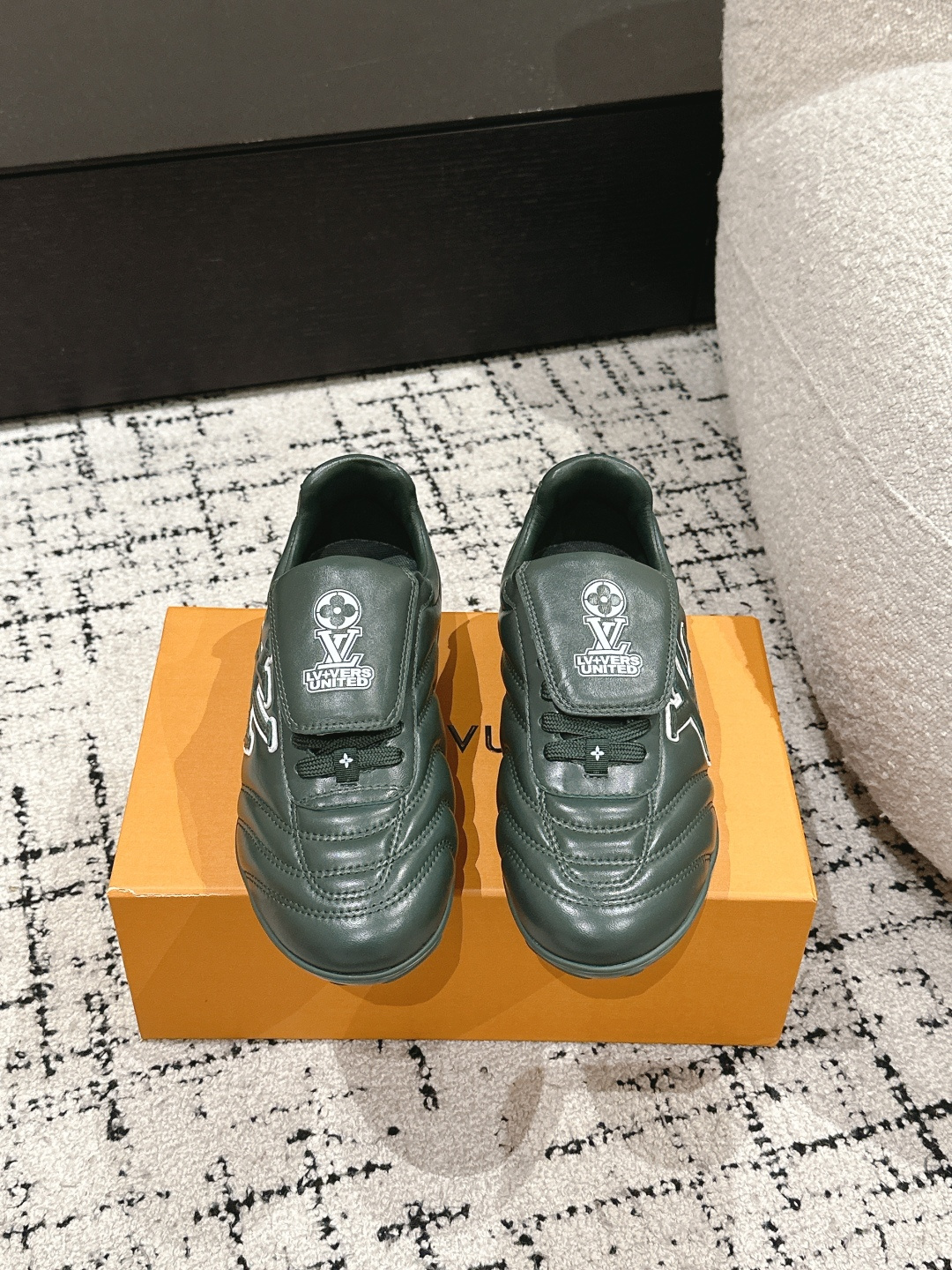 NO:234700,LV Louis Vuitton 25/Latest Footprint Series Couple Football Sports Shoes Original Purchase and Development Made This Footprint Soccer Sports Shoes debuted at the 2025 Spring and Summer Fashion Show. It is the first sneaker designed by Pharrell Williams with football shoes inspired by football shoes. The shoes are inspired by football sports across generations and culture, echoing the theme of unity and participation of the 2025 Spring and Summer Fashion Show. The shoes are known for their smooth design, with dynamic IV Initials logo on the sides, and the tongue is embellished with Lvers United badges inspired by the football team, and the sole of the footprint rubber sole is decorated with a variety of Louis Vuitton logos. The delivery counter is exquisitely packaged. Fabric: original imported cowhide leather, original custom soft sheepskin lining Original open-mode two-color TPU combination sole, bottom thickness 3.5CM Size: #women's 35-41 / men's 39-45, casual shoes/sports shoes, louis vuitton, louis vuitton, versace, sneakers, cowhide, sheepskin19860909LV路易威登 25/最新Footprint系列 情侣款足球运动鞋 原版购入开发 做货 这款 Footprint Soccer 运动鞋于2025春夏系列时装展中亮相,是Pharrell Williams 首次以足球鞋为灵感设计的运动鞋.鞋款的灵感来自跨越世代和文化的足球运动,呼应2025春夏系列时装展团结一致、全民参与的主题.鞋款以流丽的设计著称,侧面以富动感的IV Initials标志点缀,鞋舌缀有灵感来自足球队伍的Lvers United徽章,而脚掌纹橡胶鞋底饰有多款路易威登标志 配送专柜精美包装 面料:原版进口头层牛皮 内里原版定制柔软羊皮里 鞋底原版开模双色TPU组合底 底厚3.5CM Size: #女款35-41 / 男款39-45,休闲鞋/运动鞋,louis vuitton,louis vuitton,versace,sneakers,cowhide,sheepskin,Women's Shoes