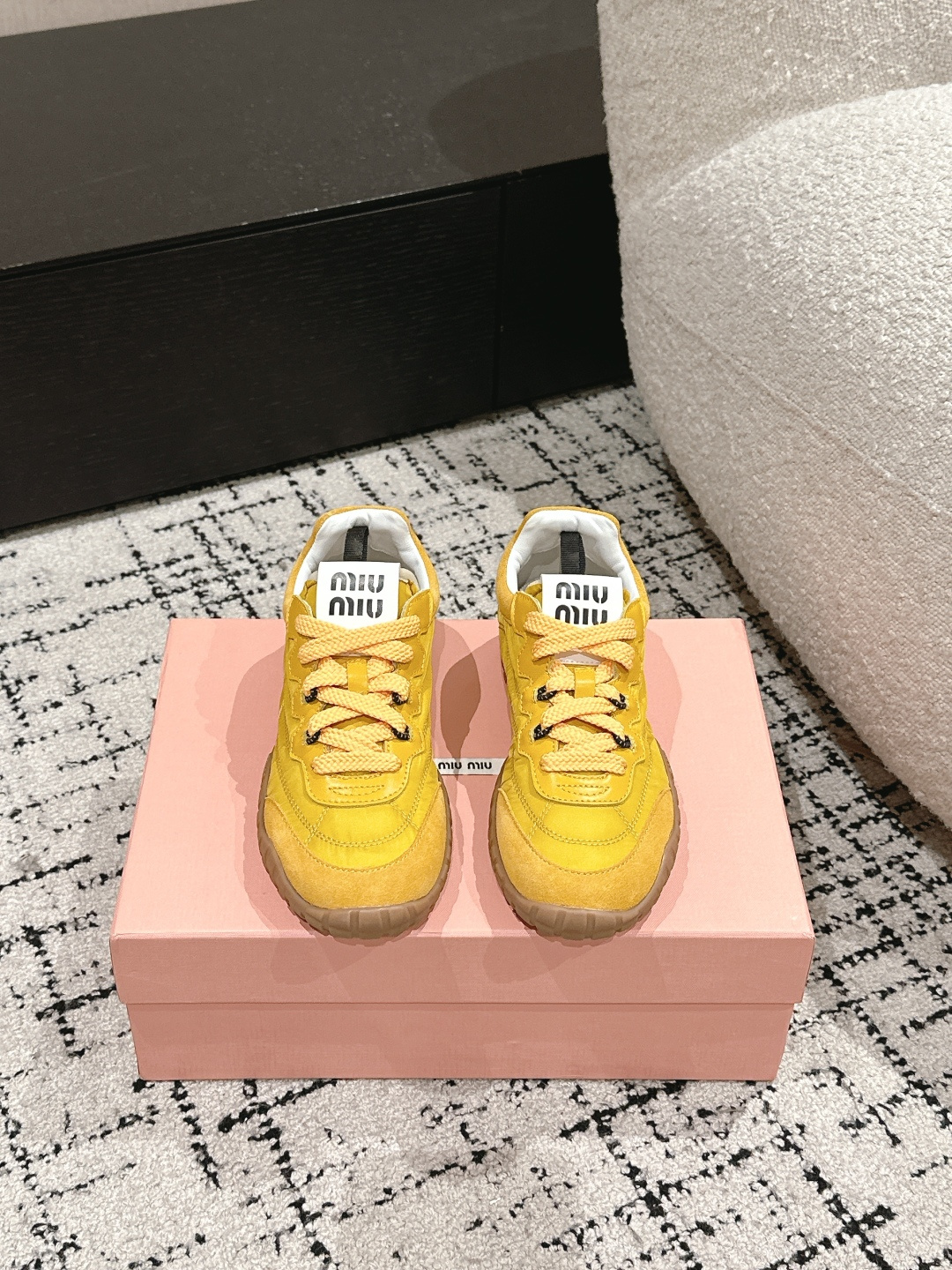 NO:234696,Miu Miu 25/ Prelude series Tyre Forrest Gump Casual Sports Shoes Tyre sports shoes are inspired by the design of car tires. The outsole made of rubber material and streamlined design combines elegance and sporty functions. Equipped with a natural rubber sole, the silhouette design is inspired by the dynamic lines of car tires, and the name of the Tyre series is also derived from this. The rubber sole not only adds the retro attributes of this pair of shoes, but also adds anti-slip functions. The upper is made of technological fabric and suede, combining sports and fashion, function and elegance, expressing the core spirit of Miu Miu. A total of four colors are available: dark green, gray, cream white and bright yellow. The ballet flat shoes are mainly light cream white and soft gray! Fabric: Original custom down cloth/beef reverse lid: Original sheepskin lid Outsole: Original rubber non-slip sole Size: 35-40 (40 custom made without return or exchange), casual shoes/sports shoes, miumiu, flats, sneakers, down jacket, sheepskin, chamois leather19860909Miu Miu繆繆 25/ Prelude 系列 Tyre 阿甘 休闲 运动鞋 Tyre运动鞋灵感来源于汽车轮胎的设计.橡胶材质的外底加上流线型设计,结合了优雅和运动功能.搭载天然橡胶鞋底,廓形设计受汽车轮胎的动感线条所启发,Tyre系列名称亦由此而来.橡胶鞋底除了增加了这双鞋的复古属性外也增加了防滑功能.鞋面由科技织物和麂皮制成,融合运动与时尚、功能与优雅,表达了Miu Miu的核心精神.共推出有深绿色、灰色、奶油白色、亮黄色四种配色,芭蕾平底鞋款以淡雅奶油白色与柔灰色为主调！ 面料: 原版定制羽绒布/牛反绒 内里: 原版羊皮里 大底: 原版橡胶防滑大底 Size: 35-40(40定做不退换）,休闲鞋/运动鞋,miumiu,flats,sneakers,down jacket,sheepskin,chamois leather,Women's Shoes