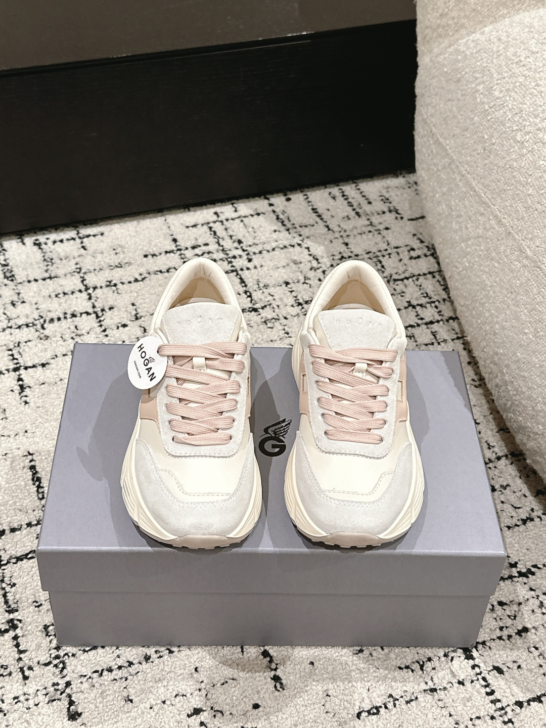 NO:234708,Hogan 25/ Latest H669 series Couple style Thick sole casual sneakers Original purchase and development Made the goods HOGAN H669 series adds a ladylike element to the light sole design, adding height to the temperament. It integrates the 1980s sports elements, without losing the modern sense of technology and urban fashion, and the lines show youthful vitality. The delivery counter is exquisitely packaged. Fabric: Original customized imported top layer cowhide Inner: Imported breathable net Sole: Original open mold-proof TPU material Thick bottom 5CM Size: Women's 35-40, casual shoes/sports shoes, hogan, sneakers, cowhide19860909Hogan霍根 25/ 最新H669系列 情侣款 厚底 休闲 运动鞋 原版购入开发 做货 HOGAN H669系列在轻便鞋底设计上增添淑女元素,增加高度更显气质.融入80年代运动元素,又不失现代科技感和都市时尚,线条尽显青春活力 配送专柜精美包装 面料 : 原版定制进口头层牛皮 内里 : 进口透气网里 鞋底 : 原版开模防滑TPU材质 底厚 5CM Size : 女款35-40,休闲鞋/运动鞋,hogan,sneakers,cowhide,Women's Shoes