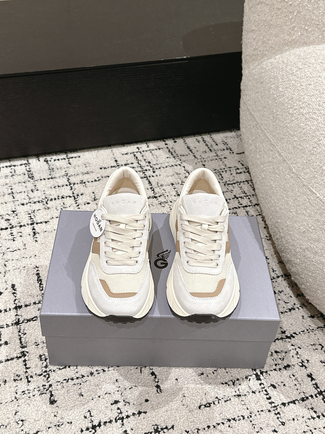 NO:234709,Men's #Couple Model Hogan Hogan 25/ Latest H669 Series Couple Model Thick Sole Casual Sports Shoes Original Purchase and Development Made Production HOGAN H669 Series Adds ladylike elements to the light sole design, adding height to the temperament. It integrates 1980s sports elements without losing the modern sense of technology and urban fashion, and the lines show youthful vitality. Delivery counter exquisite packaging Fabric: Original custom imported top layer cowhide Inner: Imported breathable net Sole: Original open mold-proof TPU material Thick bottom 5CM Size: Women's 35-40 Men's 39-44, casual shoes/sports shoes, hogan, sneakers, cowhide19860909男 #情侣款 Hogan霍根 25/ 最新H669系列 情侣款 厚底 休闲 运动鞋 原版购入开发 做货 HOGAN H669系列在轻便鞋底设计上增添淑女元素,增加高度更显气质.融入80年代运动元素,又不失现代科技感和都市时尚,线条尽显青春活力 配送专柜精美包装 面料 : 原版定制进口头层牛皮 内里 : 进口透气网里 鞋底 : 原版开模防滑TPU材质 底厚 5CM Size : 女款35-40男39-44,休闲鞋/运动鞋,hogan,sneakers,cowhide,Women's Shoes