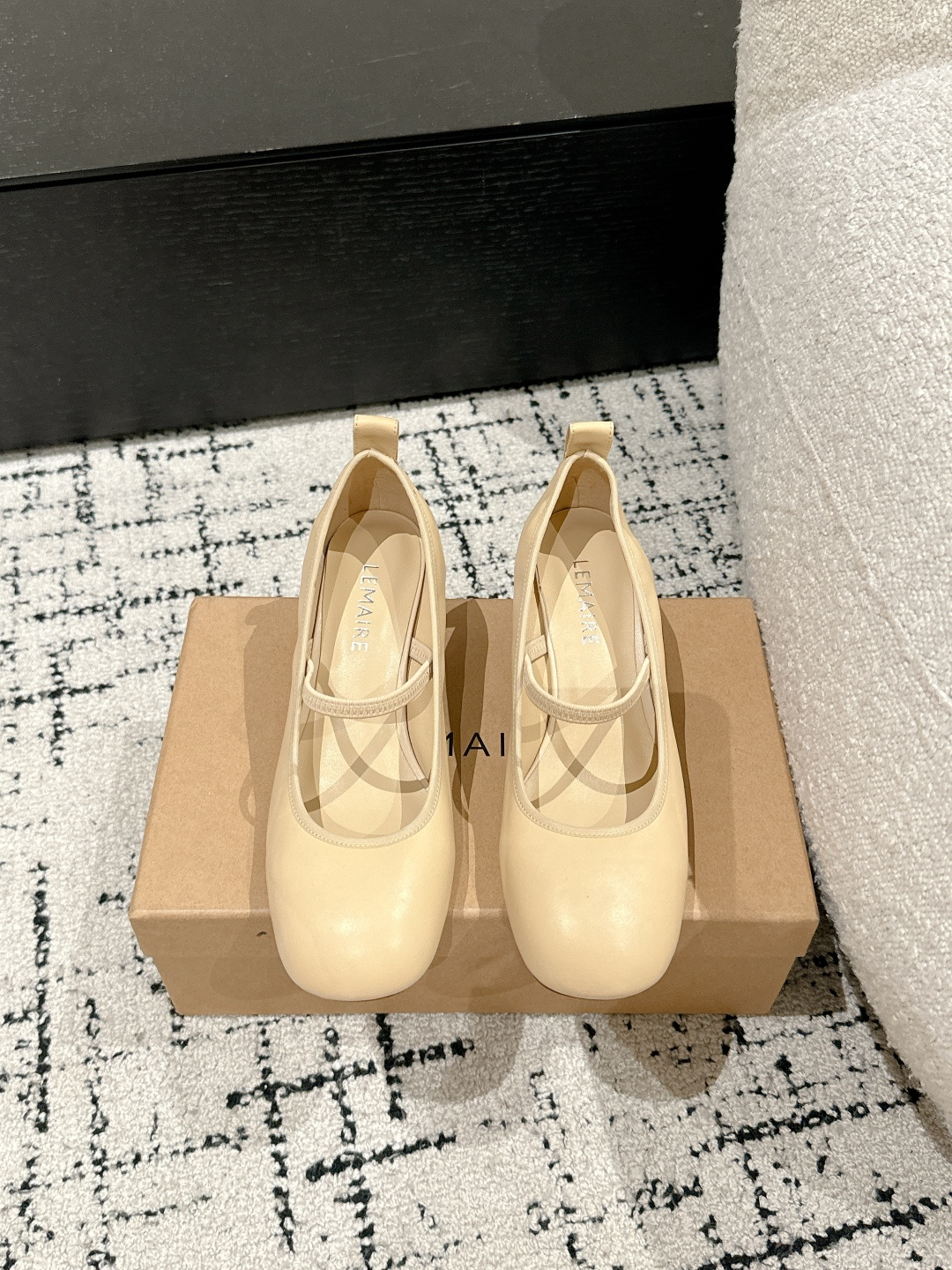 NO:234690,#Top version LEMAIRE 25/ Paris niche new style beautiful ballet shoes. It is really comfortable to wear. Low-key, simple and high-end. Random and lazy. Chicken yellow is also beautiful. Lambskin Mary Jane is super comfortable. Lemaire from Paris, France. Designer brand. Women's shoes. Black lambskin. Leather heel. Full of grade. Anti-slip sole design. Divide the skin into pieces, with a looming charm. The addition of elastic elements injects more rebellion and strength into the exquisite shoe body, showing a slim but never weak posture. Upper imported sheepskin imported sheepskin inside. Outsole imported genuine leather outsole heel height 1.5cm/5.5cm Size#35-41 (40 41 custom-made, non-return and exchange), ballet shoes, mary  jane sheepskin Leather soles19860909#顶级版本 LEMAIRE 25/ 巴黎小众新款绝美 芭蕾舞鞋 上脚真的超级舒适 低调简约又不失高级 随意慵懒 小鸡黄色也好看平底 小羊皮 玛丽珍 超舒服 Lemaire 来自法国巴黎 设计师品牌 女鞋 黑色 小羊皮 真皮包跟 档次满满 防滑大底设计 将肌肤分割成块面,有着若隐若现的魅力. 弹力 元素的加入为精致的鞋体注入更多反叛和力量,展现出纤薄但绝不柔弱的姿态. 鞋面进口羊皮 内里进口羊皮 大底进口真皮大底 跟高1.5cm/5.5cm Size#35-41（40 41定制不退换）,芭蕾舞鞋,mary jane,sheepskin,Leather soles,Women's Shoes