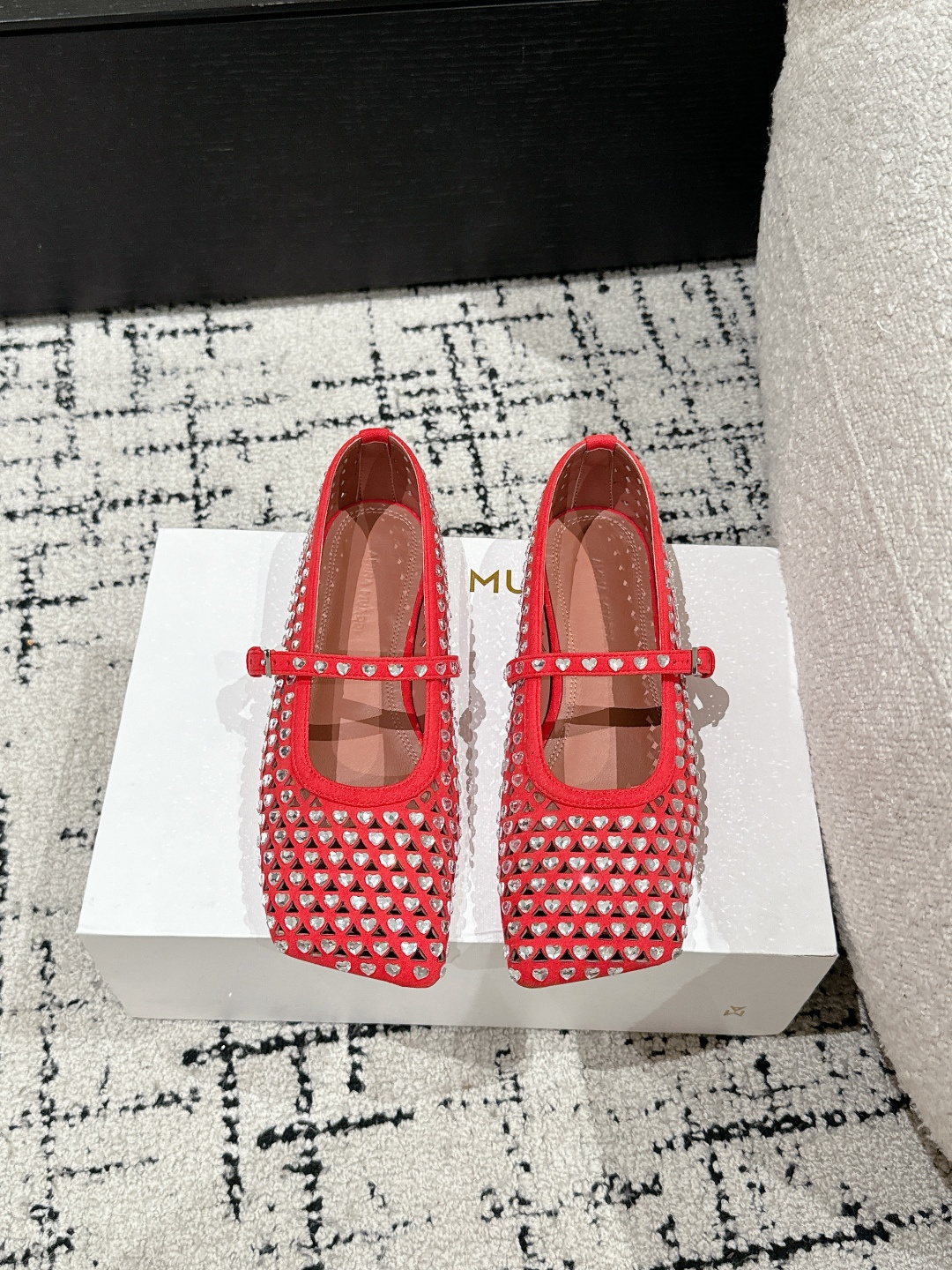 NO:234721,#Top version Amina Muaddi 25/Spring and summer new diagonal square-head love crystal shoes punched hollow flat-sole single shoes. The new product is super eye-catching. The real lady looks beautiful. The square-head is so lovely. The lovely diamond is so beautiful. The feet are so beautiful!  A must-have item in spring and summer!  Imported cowhide on the upper / Yangjing hot diamonds, imported sheepskin inside, outsole, imported from Italy, original color genuine leather soles Size: #35-42 (40 41 42 order, no return or exchange), ballet shoes, cowhide, sheepskin, sheep, Leather soles19860909#顶级版本 Amina Muaddi 阿米娜 25/春夏新品斜方头爱心水晶鞋冲孔镂空平底单鞋 新品超级吸眼 真真太太太好看了 方头配爱心钻绝了 上脚超好看！春夏必备单品！ 鞋面进口牛皮/羊京烫钻 内里进口羊皮 大底意大利进口原色真皮大底 Size: #35-42（40 41 42订不退换）,芭蕾舞鞋,cowhide,sheepskin,sheep,Leather soles,Women's Shoes