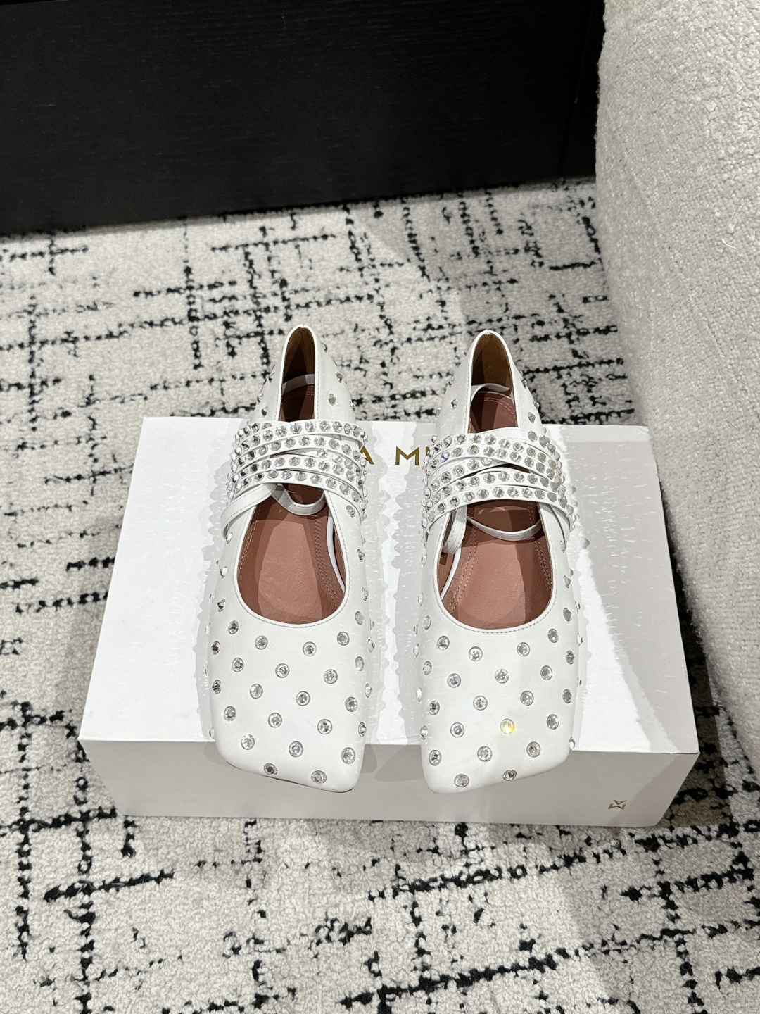 NO:234719,#Top version Amina Muaddi 25/Spring and summer new product diagonal square head love crystal diamond flat shoes. The new product is super eye-catching. The real lady looks beautiful. The square head is so lovely. The lovely diamond is so beautiful. The foot is so beautiful!  A must-have item in spring and summer!  Imported cowhide on the upper / Yangjing hot diamonds, imported sheepskin inside, outsole, imported from Italy, original color genuine leather soles Size: #35-42 (40 41 42 order, no return or exchange), ballet shoes, cowhide, sheepskin, sheep, Leather soles19860909#顶级版本 Amina Muaddi 阿米娜 25/春夏新品斜方头爱心水晶钻面平底单鞋 新品超级吸眼 真真太太太好看了 方头配爱心钻绝了 上脚超好看！春夏必备单品！ 鞋面进口牛皮/羊京烫钻 内里进口羊皮 大底意大利进口原色真皮大底 Size : #35-42（40 41 42订不退换）,芭蕾舞鞋,cowhide,sheepskin,sheep,Leather soles,Women's Shoes