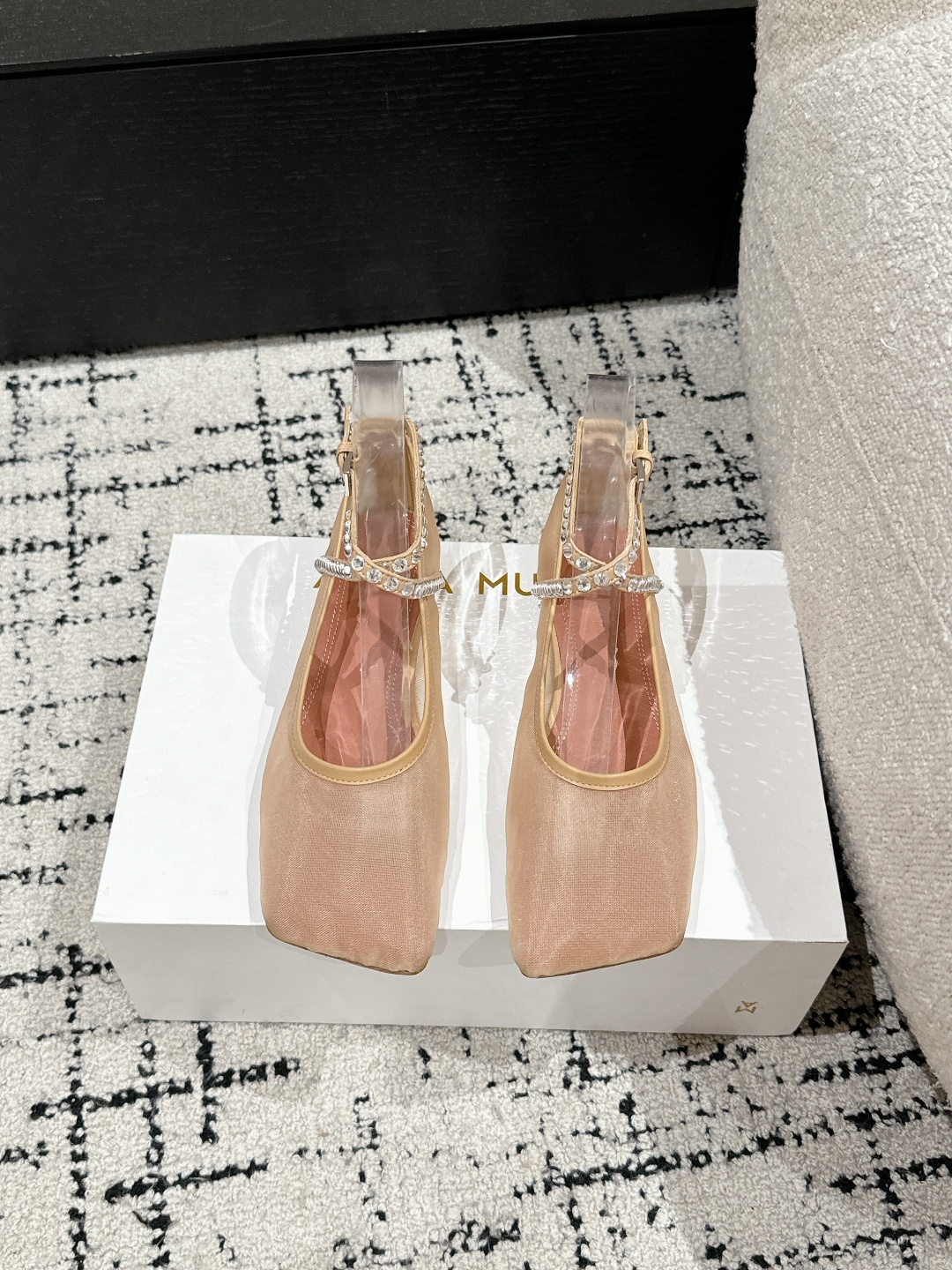 NO:234717,#Top version Amina Muaddi 25/Spring and summer new product diagonal square head love crystal mesh flat shoes. The new product is super eye-catching. The real lady looks beautiful. The square head is so lovely. The lovely diamond is so beautiful. The feet are so beautiful!  A must-have item in spring and summer!  Imported cowhide on the upper / Yangjing hot diamonds, imported sheepskin inside, outsole, imported from Italy, original color genuine leather soles Size: #35-42 (40 41 42 order, no return or exchange), ballet shoes, cowhide, sheepskin, sheep, Leather soles19860909#顶级版本 Amina Muaddi 阿米娜 25/春夏新品斜方头爱心水晶网纱平底单鞋 新品超级吸眼 真真太太太好看了 方头配爱心钻绝了 上脚超好看！春夏必备单品！ 鞋面进口牛皮/羊京烫钻 内里进口羊皮 大底意大利进口原色真皮大底 Size: #35-42（40 41 42订不退换）,芭蕾舞鞋,cowhide,sheepskin,sheep,Leather soles,Women's Shoes