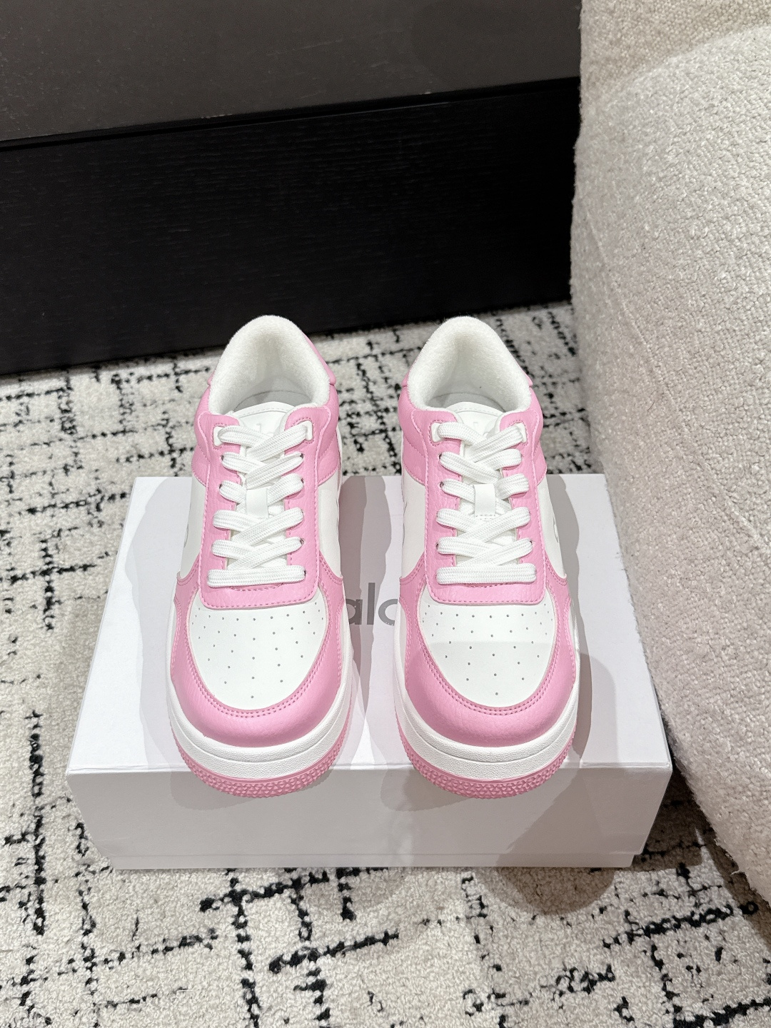 NO:166460,#Top version ALO 25/ New spring and summer style, color-blocking white shoes, thick-soled casual shoes alo understands girls better than Nike!  Super versatile!  And super comfortable!  It's a thick bottom but it's not heavy at all on the feet!  Very lightweight!  It looks better when putting on socks!  And it is recommended by celebrities. It is a model that increases your legs and makes your legs look thinner!  Super suitable for us small girls~ the shoes are also a classic color-blocking and contrasting design with the delicate leather texture on the upper!  !  Material cowhide, inner li sheep, outsole pure natural rubber outsole Size#35-40 (40 custom made without return or exchange), casual shoes/sports shoes, sneakers, cowhide19860909#顶级版本 ALO 25/ 春夏新款 拼色小白鞋 厚底 休闲鞋 alo比耐克更懂女生！上脚超级百搭！而且超级舒适！是厚底款但是上脚一点都不沉重！非常轻便！套上袜套搭配更好看！而且还是明星同款推荐～上脚增高显腿细！超级适合我们小个子女生～鞋子整体也是经典的拼色撞色设计搭配鞋面细腻的真皮纹路肌理感！！ 材质牛皮 内里羊里 大底纯天然橡胶大底 Size#35-40（40定制不退换）,休闲鞋/运动鞋,sneakers,cowhide,Women's Shoes