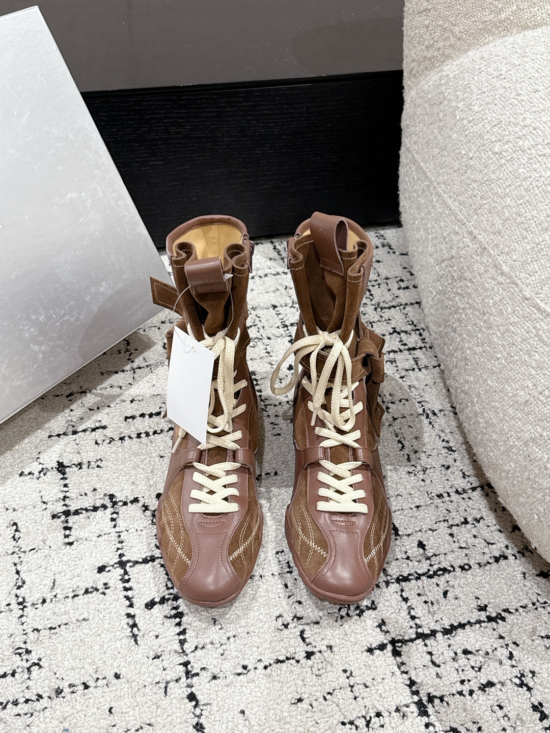 NO:234679,27QUAI Niche Trendy Brand 25/ New Spring and Summer Styles Showcase Models, Boxing Boots, Casual Boots 27QUAI The only short boots that can be worn in all seasons this year. The design concept comes from the combination of boxing boots and ballet shoes, dynamic and soft, reflecting the charm of pure sports elements and mixed charms, from soft pastels to sports   plus retro 80s tones, it is perfect for every girl, and it is awesome!  !  Fashionable sports experts must enter, the foot feel is light, both fashionable and comfortable~ The upper is imported cowhide/imported cow leather, inner sheepskin, original open molded rubber sole, Size35-40 (40 customized, non-return and exchange), boots, boots, cowhide, sheepskin1986090927QUAI 小众潮牌 25/ 春夏新款 走秀款德训 拳击靴 休闲靴 27QUAI 今年四季可以穿的短靴 只有它啦.设计理念源于拳击靴和芭蕾舞鞋两者的结合,动感而柔美～体现了纯正的运动元素和混合的魅力 从柔和的粉彩到运动＋加上复古的 80年代色调,完全适合每一个女生,绝绝子品！！时髦运动达人必入,脚感轻盈 兼具时尚与舒适~ 鞋面原版进口牛皮/进口牛反绒  内里羊皮 大底原版开模橡胶大底 Size35-40（40订做不退换）,靴子,boots,cowhide,sheepskin,Women's Shoes