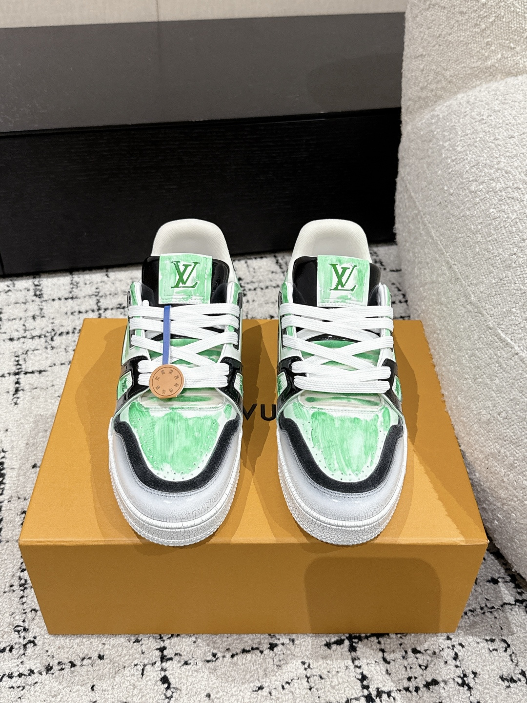 NO:233843,#Top version Couple model LV Louis Vuitton L Home Trainer 25/ Ice crack Washing process New couple model casual sports shoes skateboard shoes LV Trainer sports shoes are inspired by retro basketball shoes, representing Virgil Abloh's iconic design concept, showing the contemporary interpretation of retro basketball sneakers. Grained cowhide leather The latter echoes the seasonal ready-to-wear series design. Monogram floral embellishment rubber outsole, LV letters mark the tongue. Fabric: original custom top layer cowhide Inner: original custom breathable net Outsole: two-color TPU combination sole Thickness: 3CM Size: #women 35-39 men 38-46 (manufactured by men 38.46), casual shoes/sports, louis  vuitton, louis vuitton, louis vuitton, sneakers, cowhide19860909#顶级版本 情侣款 LV 路易威登L家 Trainer 25/ 冰裂纹 水洗工艺 新款 情侣款 休闲 运动鞋 滑板鞋 LV Trainer 运动鞋的灵感源自复古篮球鞋,代表 Virgil Abloh 的标志性设计理念 展现复古篮球运动鞋的当代演绎.粒面牛皮革 后者与当季成衣系列设计遥相呼应.Monogram 花卉点缀橡胶外底,LV 字母标注鞋舌. 面料: 原版定制头层牛皮 内里: 原版定制透气网里 大底: 双色TPU组合大底 底厚: 3CM Size: #女35-39男38-46（男38.46定做）,休闲鞋/运动鞋,louis vuitton,louis vuitton,louis vuitton,sneakers,cowhide,Women's Shoes