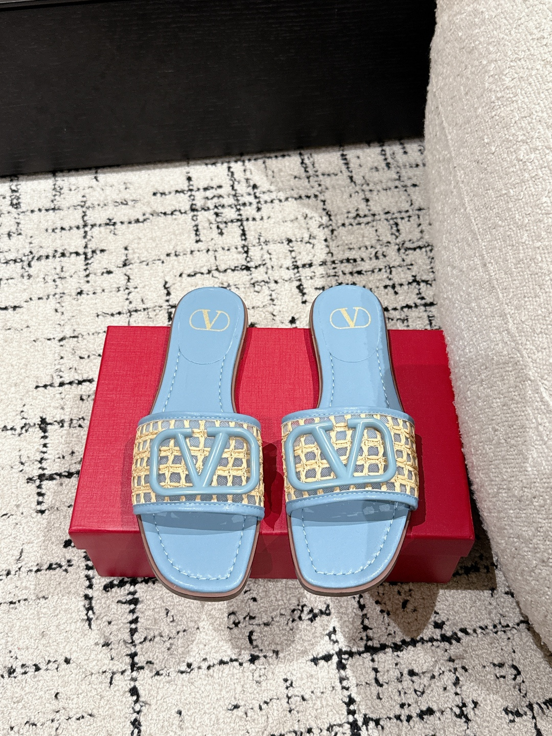 NO:234675,Valentino 25/ New spring and summer products, straw weaving silk screen, flat bottom drag Valentino's new interpretation method is first released!  The latest golden V-buckle elements are full of high-end feeling!  Straw weaving and silk screen are very fashionable~ All colors are made!  High custom calfskin/ straw woven silk mesh inner imported mixed-bred sheepskin outsole Italian leather outsole Size35-40 (40 custom made without return or exchange), slippers, valentino, valentino, slippers, espadrilles, cowhide, sheepskin, Leather soles19860909Valentino华伦天奴 25/ 春夏新品 草编丝网 平底拖 Valentino全新的诠释方式首发！最新金色V扣元素 满满的高级感 ！草编搭配丝网 时尚度爆棚～ 全色系有做！ 鞋面高定制小牛皮/草编丝网 内里进口混种羊皮里 大底意大利真皮大底 Size35-40（40定做不退换）,拖鞋,valentino,valentino,slippers,espadrilles,cowhide,sheepskin,Leather soles,Women's Shoes