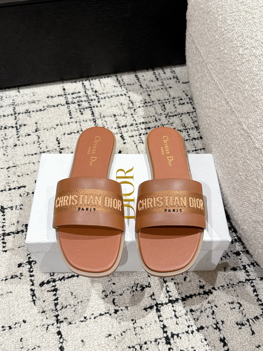 NO:234671,Dior 25/ Spring and summer new D-Lane flat-soled round-toed open-toed slippers Sandals Spring season ready-to-wear series, from the iviera limited series, with high-definition style and casual temperament. The asymmetric white cowhide upper is paired with adjustable buckles to highlight the ankle lines. It can be worn with iviera limited series. Upper imported calfskin, inner water-dyed sheepskin, outsole original Italian leather outsole Size#35-40 (40 custom-made, non-return and exchange), slippers, dior, dior, sandals, slippers, cowhide, sheepskin, Leather soles19860909Dior 迪奥 25/ 春夏新款 D-Lane 平底圆头露趾拖鞋 凉鞋春季季成衣系列的新款单品,来自 iviera 限定系列,兼具高订风格和休闲气质.不对称白色牛皮革鞋面搭配可调节的扣带,突显脚踝线条.可搭配 iviera 限定系列的单品穿着. 鞋面鞋面进口小牛皮 内里水染羊皮 大底原版意大利真皮大底 Size#35-40（40定制不退换）,拖鞋,dior,dior,sandals,slippers,cowhide,sheepskin,Leather soles,Women's Shoes