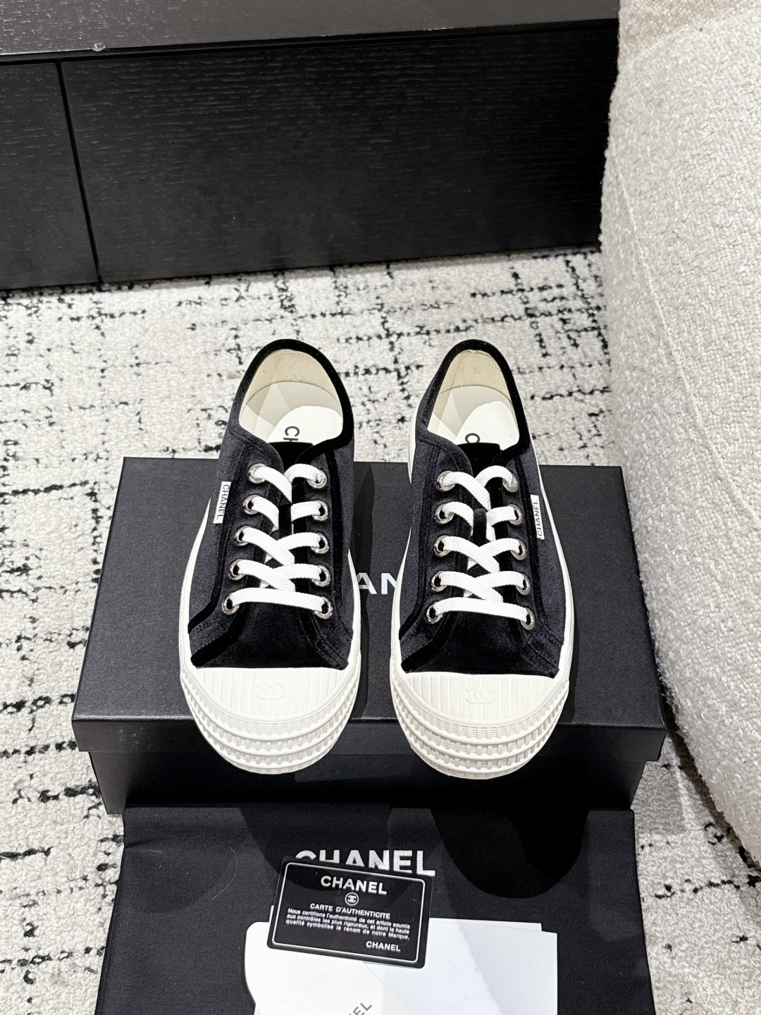 NO:260026,#Top version Chanel 25/ Xiangjia latest hidden style biscuit casual white shoes full of Vintage, medieval replica style get the white shoes suitable for spring and summer, black and white splicing is very Chanel. It is very retro college-like with socks, and the full package is full with white airplane box!  Upper imported velvet cloth inner cowhide Size: #35-40 (40 custom made without return or exchange), casual shoes/sports shoes, chanel, chanel, chanel, chanel, sneakers, cowhide, socks19860909#顶级版本 Chanel香奈儿 25/ 香家最新 隐藏款 饼干 休闲小白鞋 Vintage感满满,中古复刻款get啦 小白鞋适配春夏,黑白拼接就很Chanel.配合袜子就很复古学院的感觉,全套包装配白色飞机盒！ 鞋面进口丝绒布面 内里牛皮里 Size: #35-40（40定制不退换）,休闲鞋/运动鞋,chanel,chanel,chanel,sneakers,cowhide,socks,Women's Shoes