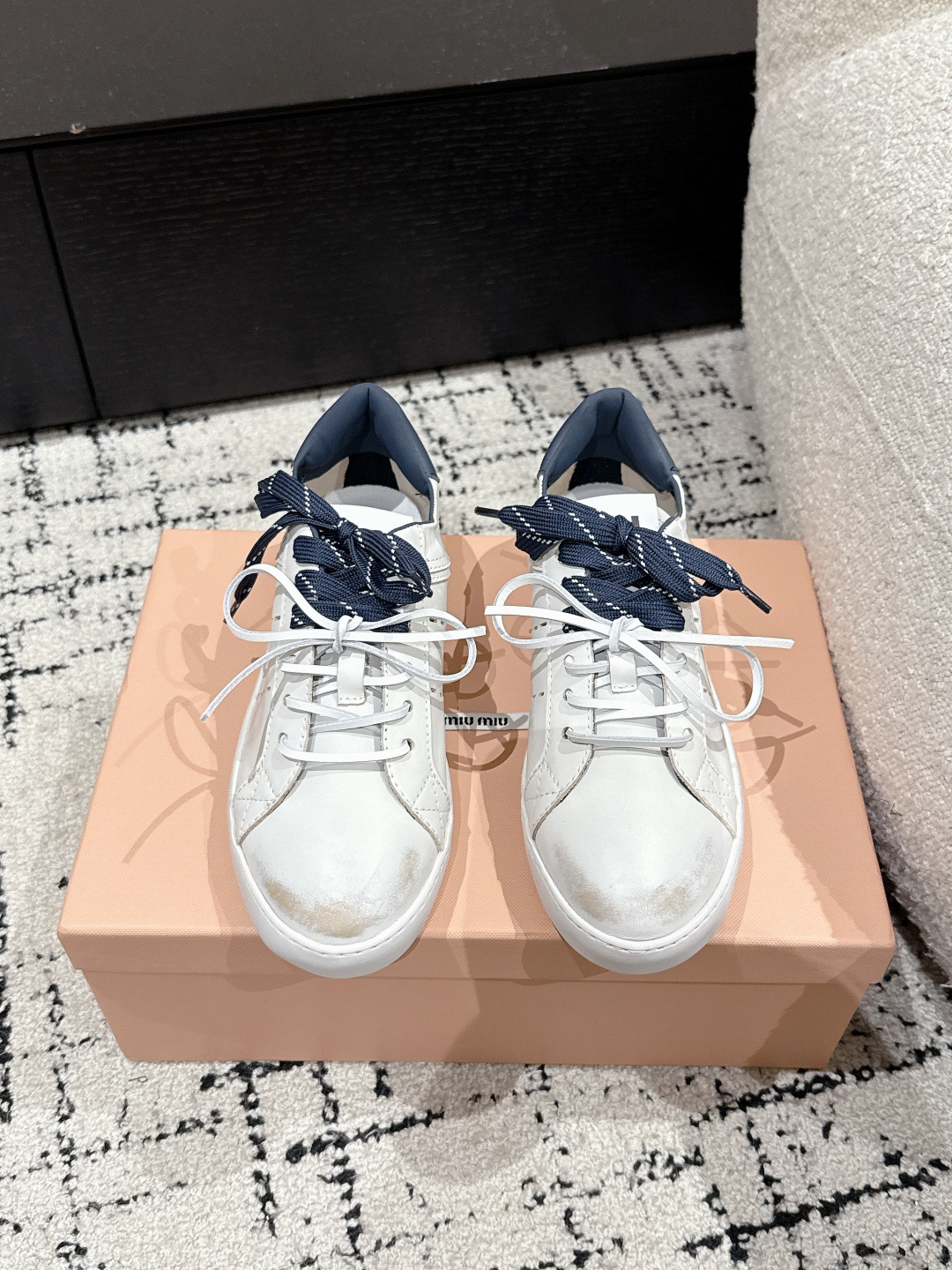 NO:232242,MIUMIU丨Miao Miao 25/ New style retro style, color polished, dirty casual shoes, hot and dirty shoes, a must-have for appearance, fashionable, simple and high-end, very comfortable to match with on your feet, a must-have for the year!  The latest sports white shoes in early spring are popular with domestic and foreign bloggers. The small red book grass planting series, retro and fashionable, beautiful and simple sports shoes design, with a recognizable tongue, creating a Buddhist sweet casual style~~ The aura of the foot is very casual. Fabric: Use top layer cowhide material. Inner: Silk cowhide. Earth: Original rubber sole. Size: #35-40 (40 custom made without return or exchange), casual shoes/sports shoes, miumiu, sneakers, cowhide19860909MIUMIU丨缪缪 25/ 新款 复古风 擦色 脏脏 休闲鞋 颜值担当火爆款脏脏鞋 不得不入的一款～做旧时尚,简约高级 随意搭配上脚非常舒适,年度必入款！早春最新走秀款运动小白鞋国内外博主刷爆的一款,小红书种草系列,复古又时髦上脚美炸了简约的运动板鞋设计,极具辨识度的鞋舌,打造佛系甜美的休闲风~~上脚气场十足随意搭配 面料: 选用头层牛皮材质 内里: 丝绸牛皮里 大地: 原版橡胶底 Size: #35-40（40定做不退换）,休闲鞋/运动鞋,miumiu,sneakers,cowhide,Women's Shoes