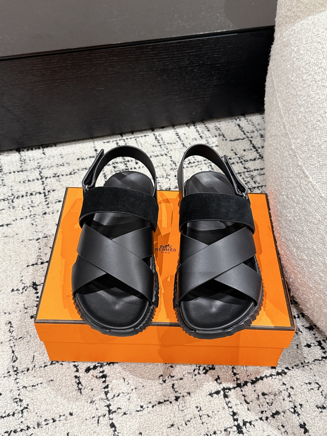 NO:232295,#Men's Hermes 25/ Spring and Summer Latest Classic men's beach sandals Fashion cross design Create a retro style, urban style Simple and versatile, both business and casual, fabric: cowhide material Inner: sheepskin lining outsole: original molded tpu outsole Size#39-46 (39.45.46 custom made without return or exchange), sandals, hermes, sandals, slippers, cowhide, sheepskin19860909#男款 爱马仕 25/ 春夏最新 经典男士沙滩凉拖鞋 时尚的交叉设计 打造复古风格,都市造型 简约百搭 商务休闲两不误 面料: 牛皮材质 内里: 羊皮里 大底: 原版开模tpu大底 Size#39-46 (39.45.46定做不退换),凉鞋,hermes,sandals,slippers,cowhide,sheepskin,Women's Shoes