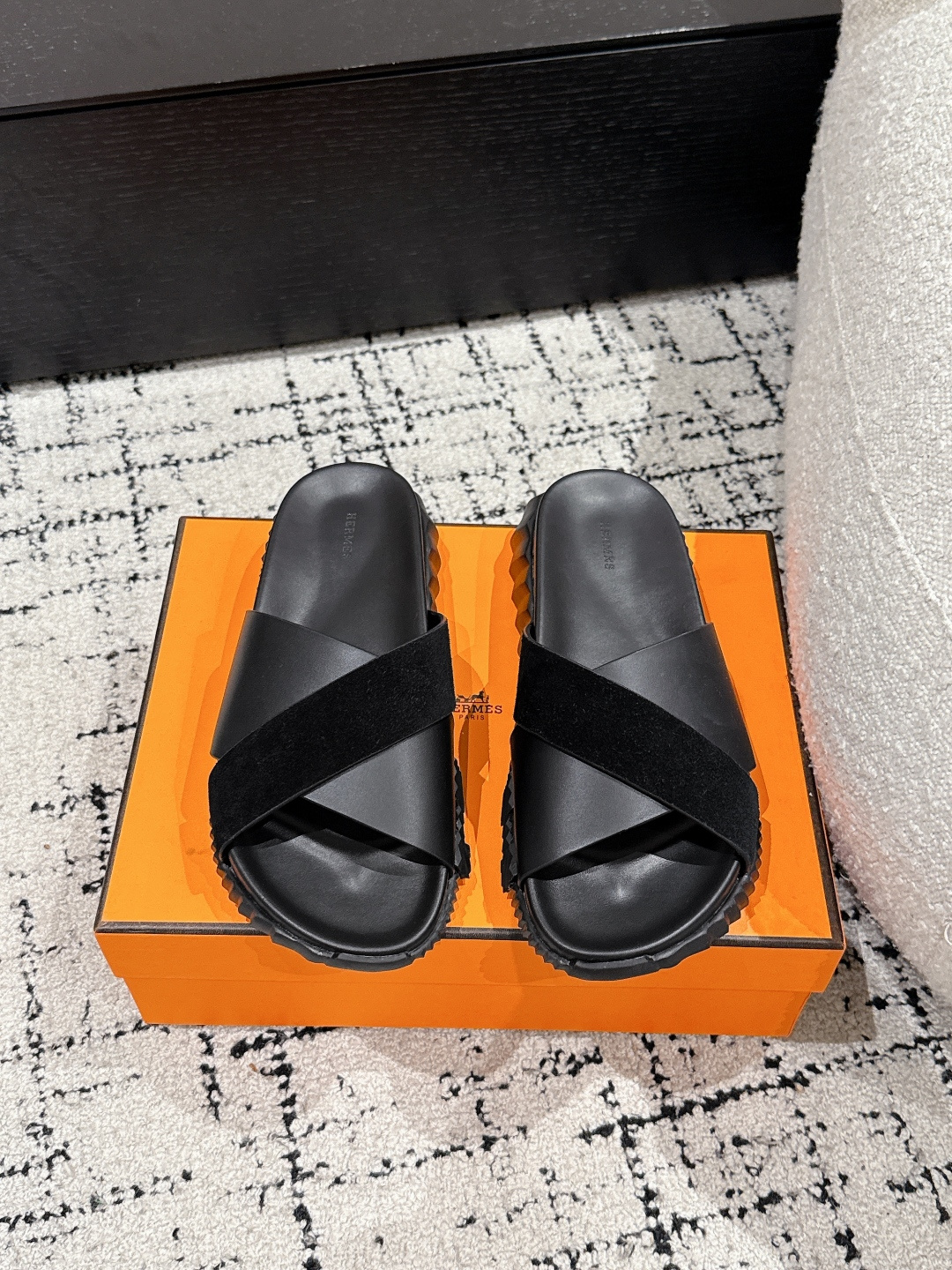 NO:232257,#Men's Hermes 25/ Spring and Summer Latest Classic men's beach sandals Fashion cross design Create a retro style, urban style, simple and versatile, business and casual, fabric: cowhide material, inner lining: sheepskin lining outsole: original molded tpu outsole Size#39-46 (39.45.46 custom made without return), slippers, hermes, slippers, cowhide, sheepskin19860909#男款 爱马仕 25/ 春夏最新 经典男士沙滩凉拖鞋 时尚的交叉设计 打造复古风格,都市造型 简约百搭 商务休闲两不误 面料: 牛皮材质 内里: 羊皮里 大底: 原版开模tpu大底 Size#39-46 (39.45.46定做不退换),拖鞋,hermes,slippers,cowhide,sheepskin,Women's Shoes