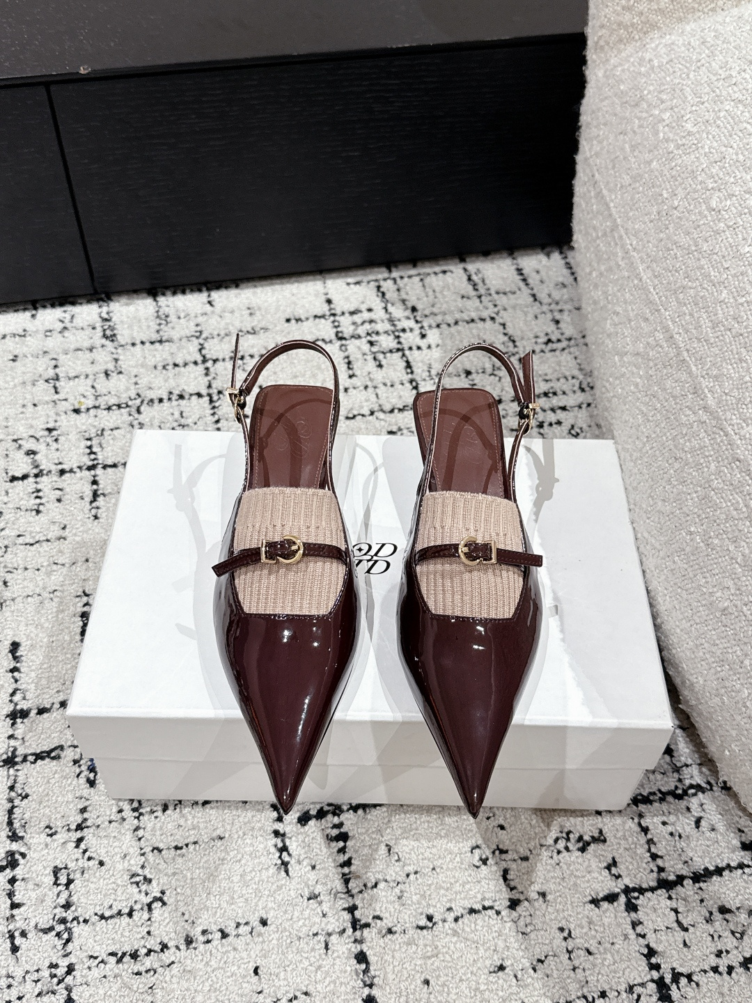 NO:238787,ODTD trendy brand 25/ Spring and summer new style knitted wool socks spliced ​​cat heel pointed toe single shoe sandals Simple outline design Explain the wonderful fusion of nature and fashion wool decoration Form a unique design with soft leather Must-have Upper: Customized beef patent leather spliced ​​knitted wool Inner: footbed sheepskin Outsole: Original rubber non-slip sole Heel height: 2.5cm Size: #35-41 (40.41 custom-made non-return) With original packaging, sandals, sandals, sheepskin19860909ODTD潮牌 25/ 春夏新款 针织毛袜拼接猫跟尖头单鞋凉鞋 简约轮廓设计 阐述自然与时髦的美妙融合毛线装饰 与柔软的皮质形成独特设计 人手必备 鞋面: 定制牛漆皮拼接针织毛线 内里: 垫脚羊皮 大底: 原版橡胶防滑大底 跟高: 2.5cm Size: #35-41（40.41定做不退换） 配原版包装,凉鞋,sandals,sheepskin,Women's Shoes