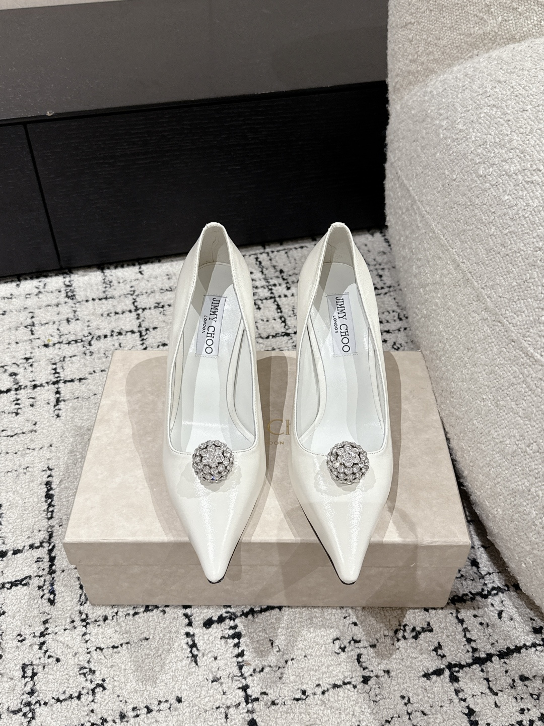 NO:229409,JimmyChoo Jimmy Week 25/ Early Spring New Product Orb Pump Extra Shaped Crystal Diamond Buckle High Heels Song Qian's Same Model Encounter Luxury Not only a pair of shoes, but also a work of art. It carries exquisite craftsmanship and fashion aesthetics, and is an indispensable treasure in every woman's shoe cabinet that pursues quality and style. Wear it, start your own fashion legendary journey and let every step out of the bright stars!  Fabric: Open-edge mirror patent leather Inner: Soft sheepskin Outsole: Italian leather outsole Heel height: About 9.5 Size: #35-42 (40.41.42 Custom made without return), single shoes, jimmy choo, jimmy choo, high heels, sheepskin, Leather soles19860909JimmyChoo吉米周 25/ 早春新品 Orb Pump异形 水晶钻扣 高跟鞋 宋茜同款 邂逅奢华 不仅仅是一双鞋子,更是一件艺术品,它承载着精湛工艺与时尚美学,是每位追求品质与风格的女性鞋柜中不可或缺的珍藏.穿上它,开启属于你的时尚传奇之旅,让每一步都踏出璀璨星光！ 面料: 开边珠镜面漆皮 内里: 柔软羊皮 大底: 意大利真皮大底 跟高: 约9.5 Size: #35-42(40.41.42定做不退换）,单鞋,jimmy choo,jimmy choo,high heels,sheepskin,Leather soles,Women's Shoes
