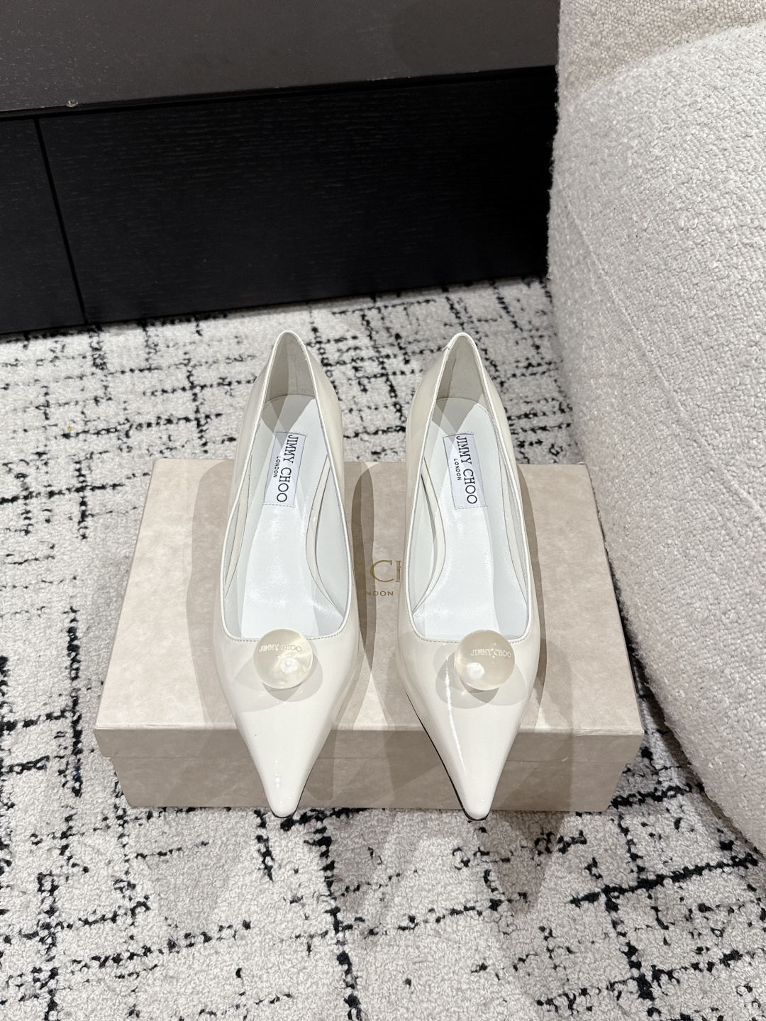 NO:229415,JimmyChoo Jimmy Week 25/ Early Spring New Product Orb Pump Extra Shaped Crystal Ball Buckle Single Shoes Song Qian’s Same Model Encounter Luxury Not only a pair of shoes, but also a work of art. It carries exquisite craftsmanship and fashion aesthetics, and is an indispensable treasure in every woman’s shoe cabinet that pursues quality and style. Wear it, start your own fashion legendary journey and let every step out of the bright stars!  Fabric: Open-edge mirror patent leather Inner: Soft sheepskin Outsole: Italian leather outsole Heel height: about 4.5 Size: #35-42 (40.41.42 Custom made without return), single shoes, jimmy choo, jimmy choo, sheepskin, Leather soles19860909JimmyChoo吉米周 25/ 早春新品 Orb Pump异形 水晶球扣单鞋 宋茜同款 邂逅奢华 不仅仅是一双鞋子,更是一件艺术品,它承载着精湛工艺与时尚美学,是每位追求品质与风格的女性鞋柜中不可或缺的珍藏.穿上它,开启属于你的时尚传奇之旅,让每一步都踏出璀璨星光！ 面料: 开边珠镜面漆皮 内里: 柔软羊皮 大底: 意大利真皮大底 跟高: 约4.5 Size: #35-42(40.41.42定做不退换）,单鞋,jimmy choo,jimmy choo,sheepskin,Leather soles,Women's Shoes