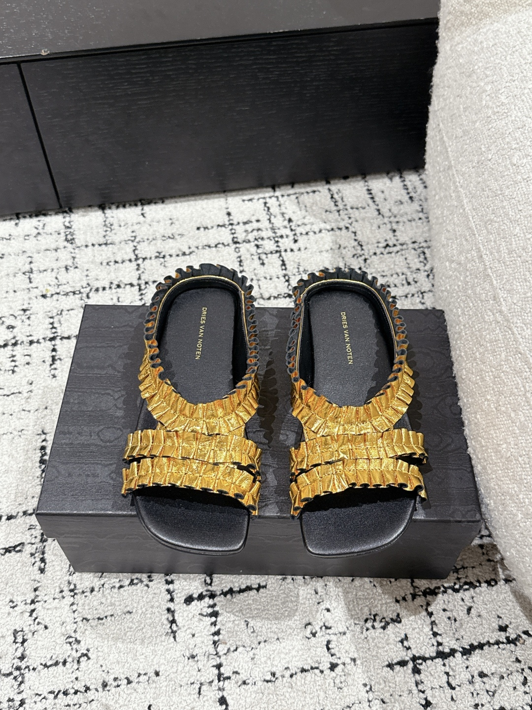 NO:232276,Dries Van Noten 25/ Trendy brand spring and summer new fashionable pleated upper flat slippers are here again. It is my favorite recently. Design sense of line. Simple. It is the favorite of the year. Breaking recommendation. Random lazy and relaxed. It is very fashionable when paired with random combinations. Original purchase # Highest output… Upper: Original custom sheepskin Lift: Original sheepskin Outsole: Italian imported thick leather outsole Size: #35-40 (40 custom made without return or exchange), slippers, slippers, sheepskin, Leather soles19860909Dries Van Noten 25/ 潮牌春夏新款时髦褶皱鞋面平底拖鞋 又又又又来了 又是近期最爱的Dvn 设计感线条感 简单 就是年度最爱了 炸裂推荐 随性慵懒松弛 随意搭配都很时髦 原版购入 # 最高输出… 鞋面: 原版定制羊皮 内里: 原版羊皮 大底: 意大利进口加厚真皮大底 Size: #35-40（40定做不退换）,拖鞋,slippers,sheepskin,Leather soles,Women's Shoes