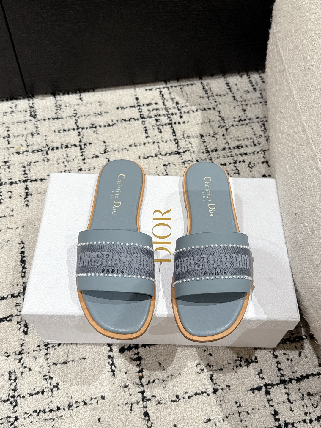 NO:232270,Flat heel Dior 25/ New summer Dway flat sole pearl electric embroidered sandals This Dway heeled sandals is a timeless classic item, decorated with a white background multi-color Papillon Juyi print designed by Pietro Ruffo. It interprets exquisite butterfly and floral patterns with elegant and dreamy design, adding a stylish atmosphere to various shapes. It can be matched with other Papillon Juyi prints in the series to create matching shapes. Original embroidery/cowhide upper inner sheepskin inner footbed Heel high flat/thick heel 3.5cm sole Italian leather large sole  Size#Women 34-43 (34, 40, 41, 42, 43 customized non-return and exchange), slippers, dior, dior, slippers, cowhide, sheepskin, Leather soles19860909平底矮跟 Dior迪奥 25/ 夏季新款Dway 平底 珍珠 电绣一字凉拖鞋 这款 Dway 带跟凉拖是一款历久弥新的经典单品,饰以彼得罗·鲁福(Pietro Ruffo)设计的白色底色多色Papillon 茹伊印花,以优雅而梦幻的设计演绎精致的蝴蝶和花卉图案,为各式造型增添时尚气息,可与该系列的其他Papillon 茹伊印花单品搭配,打造配套造型. 鞋面原版刺绣/牛皮鞋面 内里羊皮内里垫脚 跟高平底/粗跟3.5cm 鞋底意大利真皮大底 Size#女34-43（34,40,41,42,43定制不退换）,拖鞋,dior,dior,slippers,cowhide,sheepskin,Leather soles,Women's Shoes