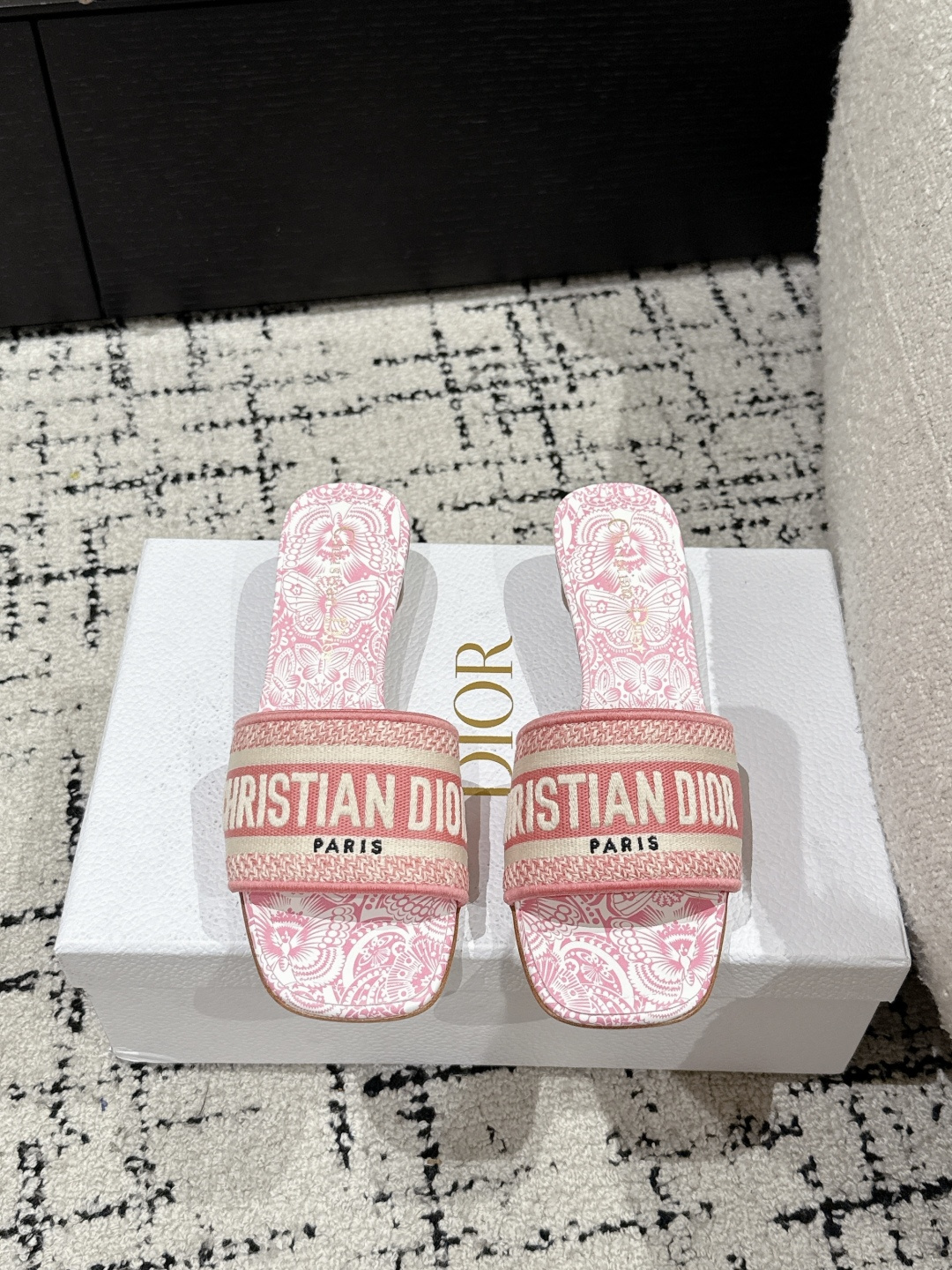 NO:226063,Flat-soled, short-heeled 25ss summer new Dior Dway thick-heeled electric-embroidered sandals This Dway heeled sandals is a timeless classic item, decorated with a white background multi-color Papillon Juyi print designed by Pietro Ruffo, which interprets exquisite butterfly and floral patterns with elegant and dreamy design. The cotton upper is embroidered with Christian Dior Paris logo embroidered, recognizable, and the square toe adds a stylish charm. It is more refined with a 3.5 cm cylindrical heel, adding a stylish atmosphere to various shapes. It can be matched with other Papillon Juyi prints in the series to create matching shapes. The upper is embroidered with Christian Dior Paris logo embroidered by Papillon  Juyi printed leather insole Cowhide leather sole engraved with Christian Dior Lucky Star symbol made in Italy Upper Original embroidered upper Inner sheepskin inner footbed Heel high flat/thick heel 3.5cm Sole genuine leather sole Size 35-39 (34, 40, 41, 42, 43 Customized non-return), slippers, dior, slippers, cowhide, sheepskin19860909平底 矮跟 25ss夏季新款Dior Dway粗跟电绣一字凉拖鞋 这款 Dway 带跟凉拖是一款历久弥新的经典单品,饰以彼得罗·鲁福(Pietro Ruffo)设计的白色底色多色Papillon 茹伊印花,以优雅而梦幻的设计演绎精致的蝴蝶和花卉图案.棉质鞋面,饰以 Christian Dior Paris标志刺绣,富有辨识度,方形鞋头更添时尚魅力.搭配3.5厘米圆柱形鞋跟更显精致,为各式造型增添时尚气息,可与该系列的其他Papillon 茹伊印花单品搭配,打造配套造型. 鞋面饰以 Christian Dior Paris 标志刺绣 Papillon 茹伊印花皮革内底 牛皮革鞋底镌刻有Christian Dior的幸运星符号意大利制造 鞋面原版刺绣鞋面 内里羊皮内里垫脚 跟高平底/粗跟3.5cm 鞋底真皮鞋底 码数35-39（34,40,41,42,43定制不退换）,拖鞋,dior,slippers,cowhide,sheepskin,Women's Shoes