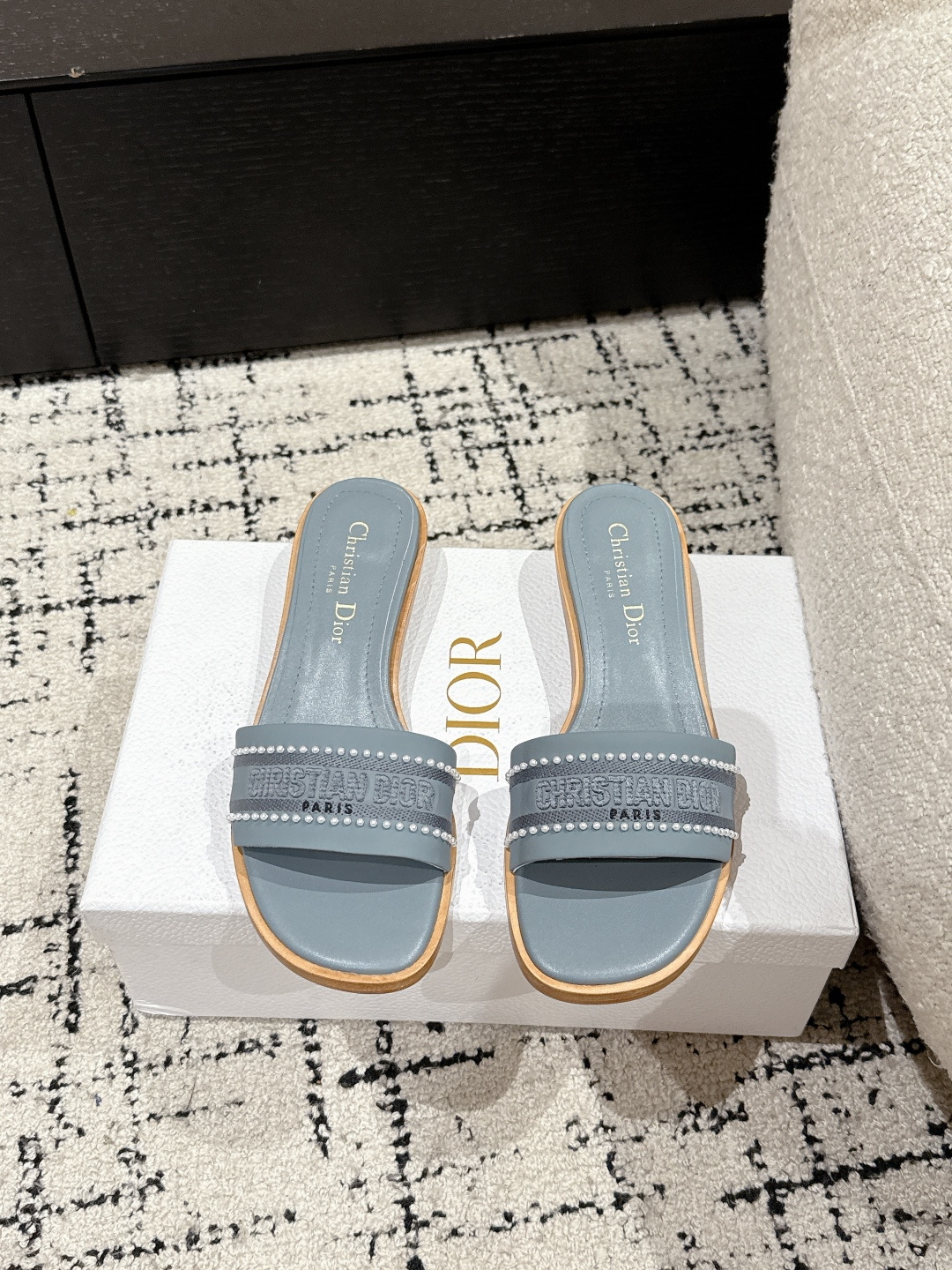 NO:226067,Flat-sole, low-heeled 25Ss spring and summer new Dior D-Lane sandals flat-sole one-line pearl embroidered slippers This D-Lane sandals show the classic style. The cowhide upper displays pearl decoration and is decorated with the embroidered Christian Dior Paris logo, showing fashion temperament. The padded leather inner sole creates a comfortable wearing experience, and the simple design is easy to put on and take off, creating a casual look. Upper calfskin inner sheepskin inner sole Italian genuine leather sole size 35-39 (34, 40, 41, 42, 43 customized non-return and exchange), slippers, dior, slippers, cowhide, sheepskin19860909平底 矮跟 25Ss春夏新款Dior D-Lane 凉拖平底一字珍珠刺绣拖鞋 这款 D-Lane 凉拖彰显经典风格.牛皮革鞋面,展示珍珠装饰,饰以刺绣Christian Dior Paris 标志,彰显时尚气质.加垫皮革内底打造舒适的穿着体验,简约的设计便于穿脱,打造休闲的造型. 鞋面小牛皮 内里羊皮内里 鞋底意大利真皮鞋底 码数35-39（34,40,41,42,43定制不退换）,拖鞋,dior,slippers,cowhide,sheepskin,Women's Shoes