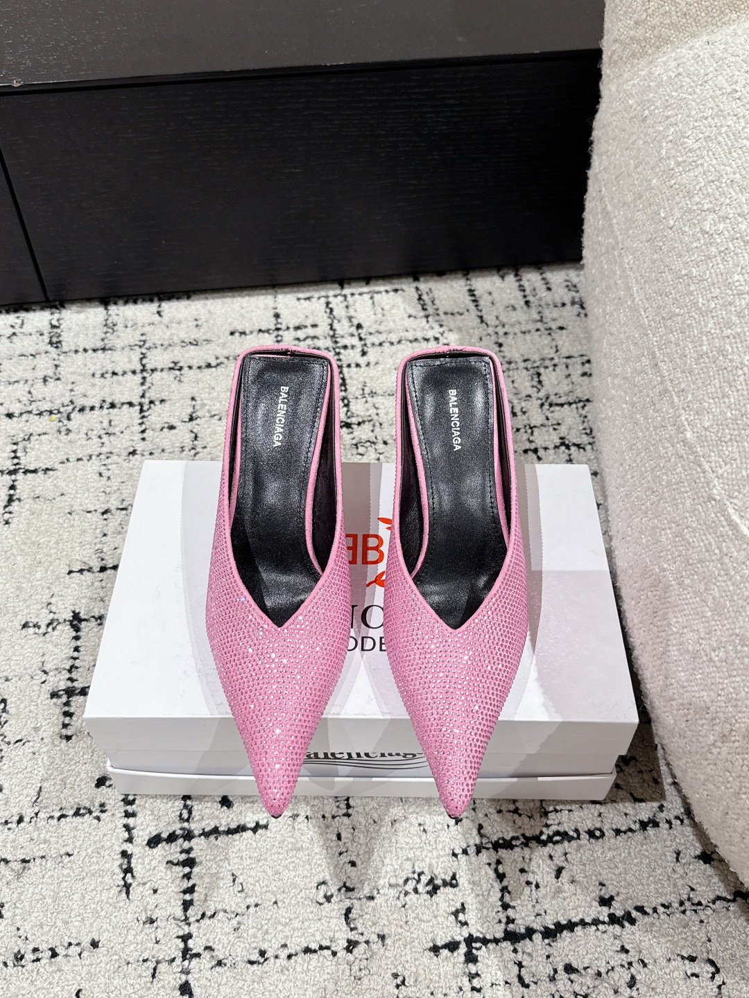 NO:232305,Balenciagia 25/ New counter style, hot diamond pointed high heel slippers, full of aura, goddess style, full of high-end feel, essential for street photography, daily wear, fashionable online, imported Swarovski ironing technology, inner lining: sheepskin inner lining   footbed sheepskin, outsole Italian leather outsole Heel height: 6.5cm Size: #35-40 (40 custom-made, non-return and exchange), high heels, balenciaga, balenciaga, high heels, slippers, sheepskin, Leather soles19860909Balenciagia巴黎世家 25/ 专柜新款 烫钻尖头高跟拖鞋 气场十足女神款,高级感满满,街拍凹造型必备,日常霸总穿搭 时髦精在线 鞋面进口施华洛烫钻工艺 内里: 羊皮内里 垫脚羊皮 大底意大利真皮大底 跟高: 6.5cm Size: #35-40（ 40定制不退换）,高跟鞋,balenciaga,balenciaga,high heels,slippers,sheepskin,Leather soles,Women's Shoes