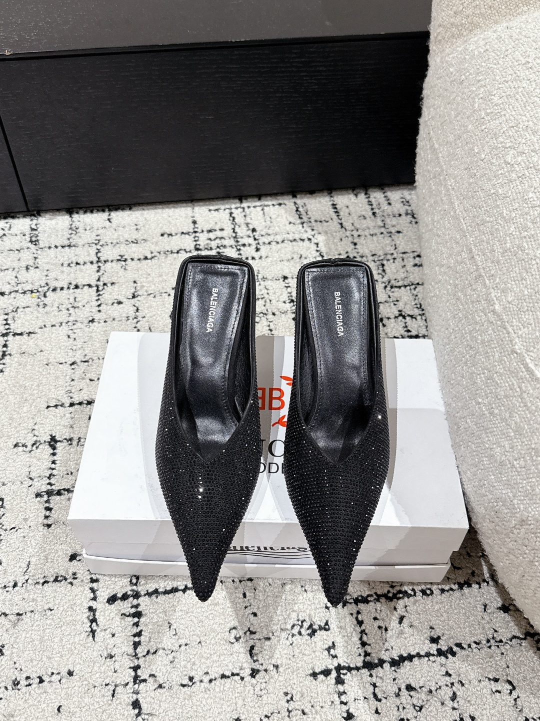 NO:226109,Balenciagia 25/ New counter model, hot diamond pointed high heel slippers, full of aura, goddess style, full of high-end feel, essential for street photography, daily wear, fashionable online, imported Swarovski ironing technology, inner lining: sheepskin inner lining   footbed sheepskin, outsole Italian leather outsole Heel height: 6.5cm Size: #35-40 (40 custom-made, non-return and exchange), high heels, balenciaga, balenciaga, high heels, slippers, sheepskin, Leather soles19860909批 Balenciagia巴黎世家 25/ 专柜新款 烫钻尖头高跟拖鞋 气场十足女神款,高级感满满,街拍凹造型必备,日常霸总穿搭 时髦精在线 鞋面进口施华洛烫钻工艺 内里: 羊皮内里 垫脚羊皮 大底意大利真皮大底 跟高: 6.5cm Size: #35-40（ 40定制不退换）,高跟鞋,balenciaga,balenciaga,high heels,slippers,sheepskin,Leather soles,Women's Shoes