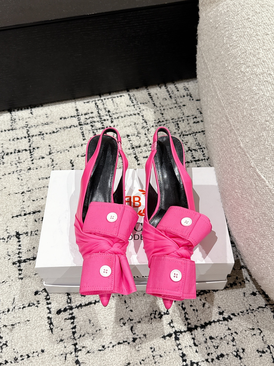 NO:232289,Balenciagia 25/ New silk cloth, buckle, single shoes This shoe is a lady pointed-toe single shoe with beautiful and versatile foot. INS hot model. Original purchase and mold opening, customized upper original one to one silk cloth. All materials are consistent with the original craftsmanship. Full texture. Fabric imported silk cloth, inner sheepskin, outsole leather outsole, heel height 4.5 Size#34-42 (34.40.41.42 custom made, no return or exchange), sandals, balenciaga, balenciaga, sandals, sheepskin, real silk, Leather soles19860909Balenciagia巴黎世家 25/ 新款真丝布 衣口扣个性 单鞋 这款鞋型是淑女尖头单鞋上脚美爆又百搭 INS爆款 原版购入开模,定制鞋面原版一比一真丝布 所有的材质与工艺原版一致 质感满满 面料进口真丝布 內里羊皮 大底真皮大底 跟高4.5 Size#34-42（34.40.41.42订做不退换）,凉鞋,balenciaga,balenciaga,sandals,sheepskin,real silk,Leather soles,Women's Shoes