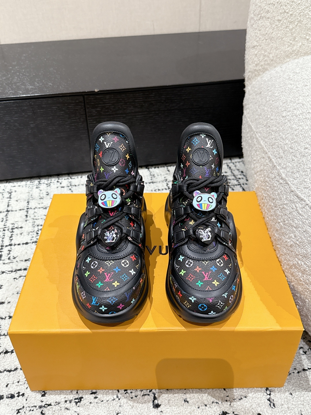 NO:232246,#Top version Louis Vuitton 25/ Murakami Takashi's co-branded Archlight classic dad shoes DIY decoration Animal pattern Arch bridge sneakers Space shoes Original purchase and development Made original purchase and development Made this model LV Archlight sneakers are made from Nicolas Ghesquière and are cut into interesting configurations. Double laces are embellished with Louis Vuitton logo beads. The wide tongue and wavy outsole establish recognition, both of which are decorated with LV Circle logos. Monogram canvas rear straps perfect details. The delivery counter is exquisitely packaged. Fabric: original imported cowhide, original custom-made soft sheepskin lining, sole original open mold genuine U-shaped arch bridge outsole, sole 5CM thick  Size: #35-41 (40.41 custom made without return), casual shoes/sports shoes, christian louboutin, louis vuitton, louis vuitton, louis vuitton, sneakers, cowhide, sheepskin19860909#顶级版本 Louis Vuitton 25/ 村上隆联名款Archlight经典 老爹鞋 DIY装饰 动物图案 拱桥 运动鞋 太空鞋 原版购入开发 做货 原版购入开发 做货 本款 LV Archlight 运动鞋出自 Nicolas Ghesquière 之手,以牛皮革裁成妙趣构型.双鞋带点缀路易威登标识串珠.宽大鞋舌和波浪形外底树立辨识度,二者均饰有 LV Circle 标识.Monogram 帆布后袢带完善细节 配送专柜精美包装 面料:原版进口头层牛皮 内里原版定制柔软羊皮里 鞋底原版开模正版U型拱桥大底 底厚5CM Size:#35-41（40.41定做不退换）,休闲鞋/运动鞋,christian louboutin,louis vuitton,louis vuitton,louis vuitton,sneakers,cowhide,sheepskin,Women's Shoes