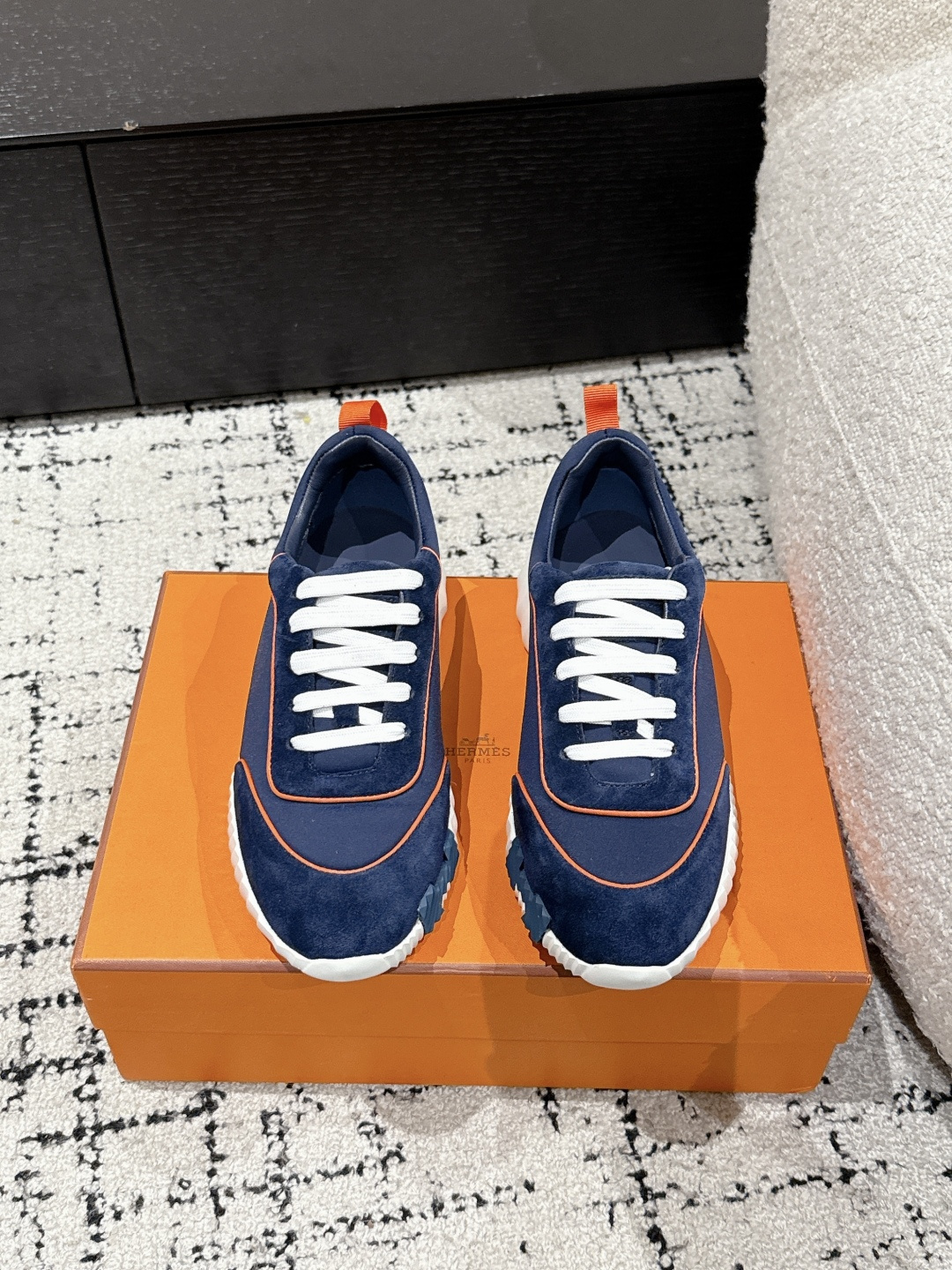 NO:238795,#Top version Couple model Hermes 25/ New spring Bouncing Couple sports casual shoes Hermes' most comfortable shoes, no one, it's very light and huge and beautiful, and you won't be tired even when shopping. Cowhide   knitted. It feels very good, very beautiful and versatile. It is very light and comfortable. It is extremely light and comfortable. It is both sports and casual. It feels great!  Fabric: Imported cowhide   knitted Inner: Imported inner lining insole special silk sheepskin Outsole: using IP TPU (multi-color letters) sole Size: #35-46 (for women 40.41 men 45.46 customized) Top quality Simultaneous full set of packaging, casual shoes/sports shoes, hermes, hermes, sneakers, cowhide, sheepskin19860909#顶级版本 情侣款 Hermes 爱马仕 25/ 春季新款 Bouncing 情侣运动 休闲鞋 爱马仕最舒服的鞋,没有之1,上脚特轻又巨好看,逛街暴走都不会累 牛皮 针织 手感很好,很漂亮了也很百搭衣服,很轻便舒适 轻盈无比 运动休闲两不误 踩感超棒！ 面料:进口牛皮 针织 内里:进口内里鞋垫专用丝绸羊皮 大底:采用IP TPU(多色字母)底 Size:#35-46(女40.41男45.46定做) 顶级精品 同步全套包装,休闲鞋/运动鞋,hermes,hermes,sneakers,cowhide,sheepskin,Women's Shoes