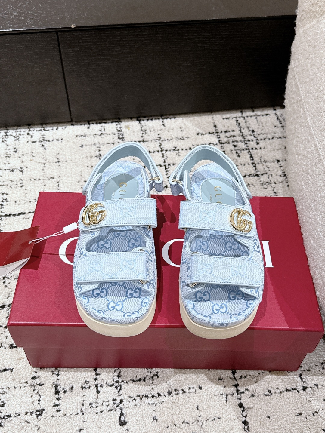 NO:232284,GUCCi 25/ Early spring double GG classic old-fashioned beach sandals Gucci Modern design aesthetics explore the unique path of craftsmanship, cleverly blending the brand classic elements with the beloved brand logo. This sandal embellishes the beloved double G shape accessories, injecting a low-key brand logo charm into the entire design, complementing the versatility of Velcro straps. Original custom fabric imported GG old-fashioned canvas   imported sheepskin inner imported sheepskin lining outsole imported rubber sole Size#35-42 (40.41.42 custom made without return or exchange), sandals, gucci, gucci, sandals, sheepskin19860909GUCCi古驰 25/ 早春双GG经典老花布沙滩凉鞋 Gucci 现代设计美学探索独特匠心之路,巧妙融合品牌经典元素与备受喜爱的品牌标识.这款凉鞋缀饰备受喜爱的双G造型配件,为整个设计注入一抹低调的品牌标识魅力,与魔术贴带的多功能性相得益彰. 面料原版定制进口GG老花帆布 进口羊皮 内里进口羊皮里 大底进口橡胶底 Size#35-42（40.41.42定做不退换）,凉鞋,gucci,gucci,sandals,sheepskin,Women's Shoes