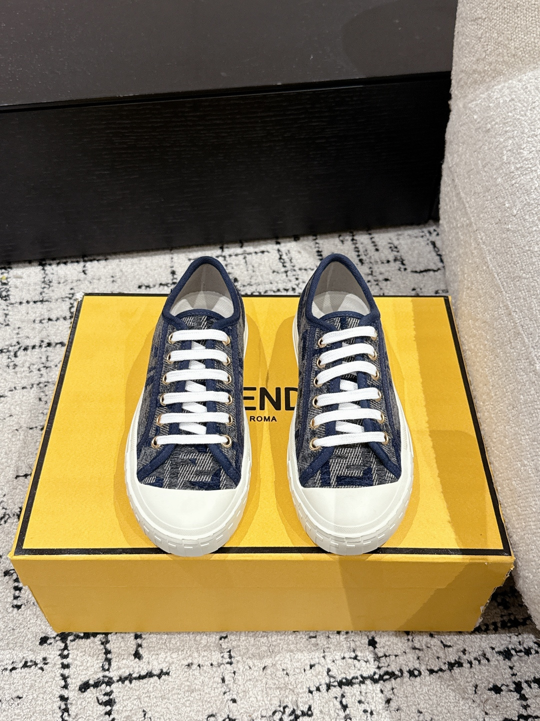 NO:226054,Batch #Couple Model Fendi 25/ Domino Series Old-fashioned FF Canvas Couple Model Casual Sports Shoes Skateboard Shoes FENDI Domino Couple Model Sneakers - a brand new essential model!  Turn on the domino effect!  The new Domino canvas sneakers have become a favorite shoe, and this shoe is perfect for those who want to create a simple and FENDI-style look. Because this sneaker is the most cost-effective one among FENDI entry-level sneakers, it provides an excellent opportunity to absorb and attract all customers who love to wear relaxed and comfortable daily sneakers. Fabric: Original custom imported jacquard canvas material Lift: Imported canvas material Sole: Original open mold non-slip rubber outsole Sole thick 2.5cm Size: #women's 35-40/men's 39-45, casual shoes/sneakers, fendi, fendi, sneakers19860909批 #情侣款 Fendi芬迪 25/ Domino系列 老花FF帆布 情侣款 休闲 运动鞋 滑板鞋 FENDI Domino情侣款 运动鞋 -全新必备款型！开启多米诺效应！新款 Domino 帆布运动鞋成为深受喜爱的一款鞋履,对于想打造简约且具有 FENDI 特色造型的人士而言,这款鞋履是完美之选.因为这款运动鞋是 FENDI 入门级运动鞋中最具性价比的-一款,所以其为吸纳并吸引所有爱穿轻松舒适的日常运动鞋的客户提供了一个绝佳契机. 面料 : 原版定制进口提花帆布材质 内里 : 进口帆布材质 鞋底 : 原版开模防滑橡胶大底 底厚 2.5cm Size : #女款35-40/男款39-45,休闲鞋/运动鞋,fendi,fendi,sneakers,Women's Shoes