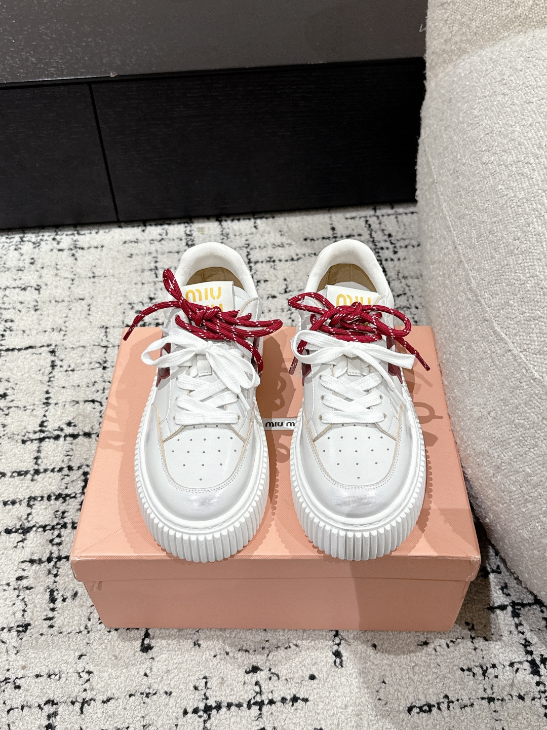 NO:232260,MIUMIU丨Miao Miao 25/ New style, thick sole, retro style, casual, biscuits, sponge cakes, sneakers, hot and dirty shoes, a must-have for ~ old fashioned, simple and high-end, very comfortable to match with your feet, a must-have for the year!  The latest catwalk sports white shoes in early spring is a popular style by domestic and foreign bloggers. The small red book grass planting series, the retro and fashionable footwear is beautiful and has a simple sports shoe design, and the recognizable tongue creates a Buddhist sweet casual style~~ The aura of the foot is very casual. Fabric: Use top layer cowhide material. Inner: Silk cowhide. Earth: Original foam rubber sole. Size: #35-40 (40 custom made without return or exchange), casual shoes/sports shoes, miumiu, sneakers, cowhide19860909MIUMIU丨缪缪 25/ 新款 厚底 复古风 休闲 饼干 松糕 运动鞋 颜值担当火爆款脏脏鞋 不得不入的一款～做旧时尚,简约高级 随意搭配上脚非常舒适,年度必入款！早春最新走秀款运动小白鞋国内外博主刷爆的一款,小红书种草系列,复古又时髦上脚美炸了简约的运动板鞋设计,极具辨识度的鞋舌,打造佛系甜美的休闲风~~上脚气场十足随意搭配 面料: 选用头层牛皮材质 内里: 丝绸牛皮里 大地: 原版发泡橡胶底 Size: #35-40（40定做不退换）,休闲鞋/运动鞋,miumiu,sneakers,cowhide,Women's Shoes