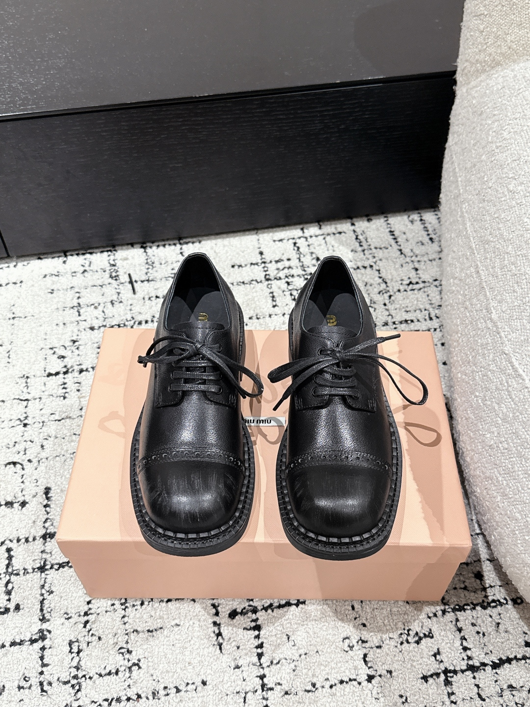 NO:232227,MiuMiu 25/ Spring and summer catwalk British style lace-up loafers, cool and cool, continuing the popular style miu classic motorcycle loafers, handsome and modern upper with calfskin, with super good texture! Material: Imported calfskin/imported beaded calfskin Inner: Cowhide foot pad: Cowhide outsole: original outsole Size#35-40 (40 custom made without return or exchange), loafers, miumiu, loafers, cowhide19860909MiuMiu繆繆 25/ 春夏走秀款 英伦风 系带乐福鞋 酷飒酷飒的 延续了爆款风格 miu 经典机车乐福鞋造型,帅气摩登 鞋面 植糅小牛皮,质感超好！ 材质: 进口小牛皮/进口开边珠牛皮 内里: 牛皮 垫脚: 牛皮 大底: 原版大底 Size#35-40（40订做不退换）,乐福鞋,miumiu,loafers,cowhide,Women's Shoes