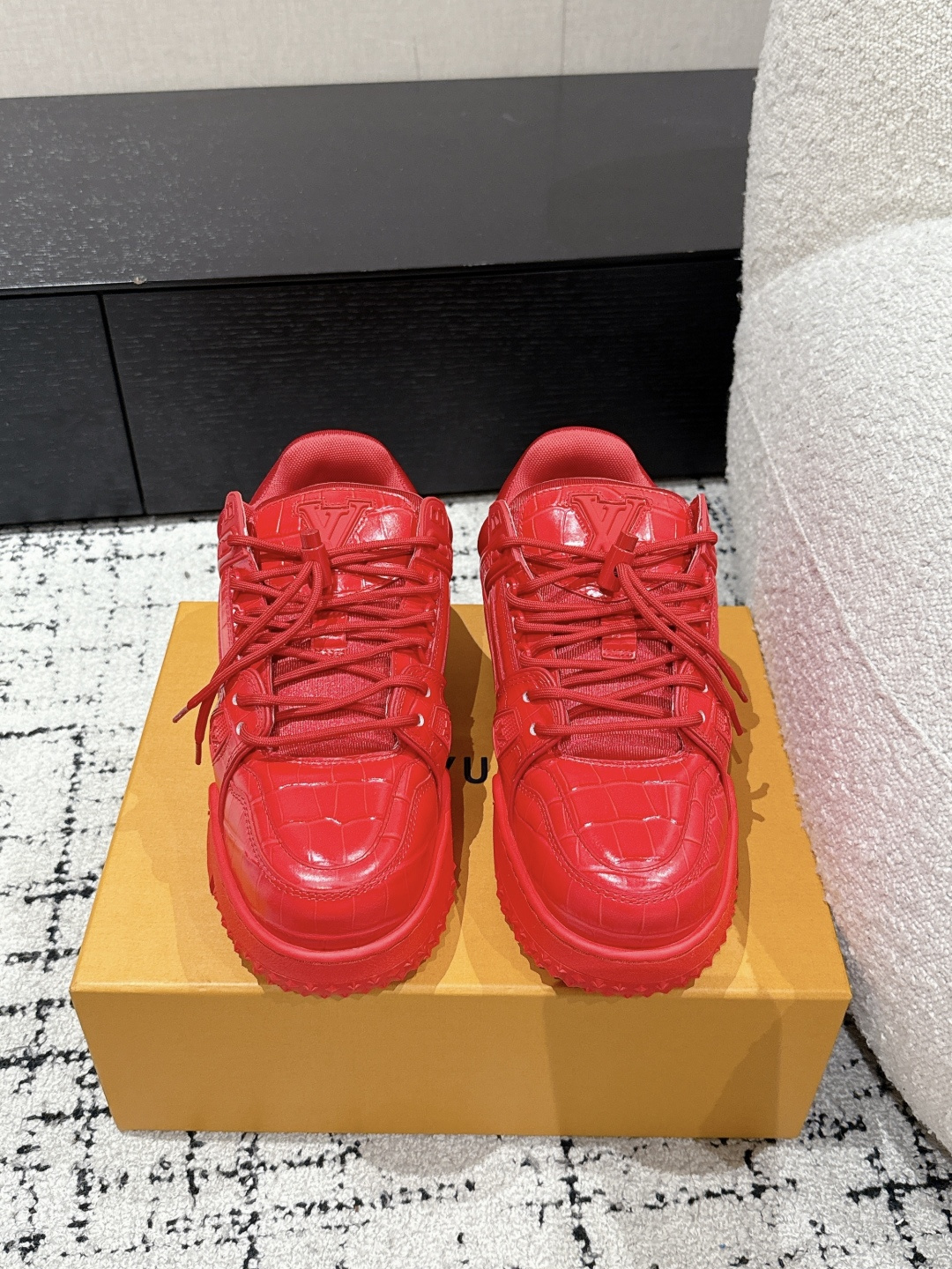 NO:232261,#Top version LV Louis Vuitton Donkey Brand 25/ TRAINER MAXI Fat Ding Series Bread Thick Sole Skateboard Casual Sports Shoes Original Purchase and Development Make Products Cute Fat Trainer, styles bought with your eyes closed, breaking the single change of color, and younger Fat Trainer can also be called fat shoes, cute and cute, the most classic fat shoe style, the most classic color matching, high-end, atmospheric and high-end. Each style is very good!  Original mold opening cute buckle, original mold opening exactly the same material and workmanship details Fabric: Original customized imported cowhide Inner: Original customized breathable net Outsole: Original mold opening TPU combination sole Sole thickness: 4CM Size: Women's model 35-41 / Men's model 39-45 Aircraft box full set of original packaging, casual shoes/sports shoes, louis vuitton, louis vuitton, louis vuitton, louis vuitton, sneakers, cowhide19860909#顶级版本 LV路易威登 驴牌 25/ TRAINER MAXI 胖丁系列 面包 厚底 滑板 休闲 运动鞋 原版购入开发 做货 可爱胖trainer,来闭着眼睛买的款式,打破颜色的单一变化,更年轻了胖trainer也可以叫发福鞋,憨态可掬,可可爱爱最经典的胖子鞋型,最经典的配色, 高端大气上档次 每个款式配色都很赞！原版开模可爱饰扣,原版完全一样材质做工细节 面料: 原版定制进口头层牛皮 内里: 原版定制透气网里 大底: 原版开模TPU组合大底 底厚: 4CM Size: 女款35-41 /男款39-45 飞机盒全套原版包装,休闲鞋/运动鞋,louis vuitton,louis vuitton,louis vuitton,sneakers,cowhide,Women's Shoes