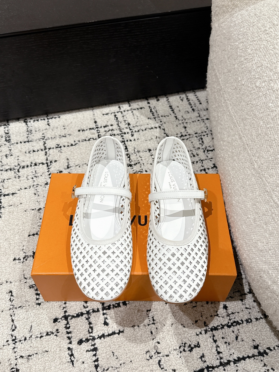 NO:232271,#Top version louis vuitton LV Louis Vuitton 25/Spring and summer Latest punched Mary Jane single shoes Simple and exquisite, full of high-end feel, showing elegant temperament ~ It looks so beautiful on the feet, full of summer beautiful shoes. Upper cowhide Inner: Sheepskin inner, outsole: Italian imported genuine leather sole Size #35-41 (40 41 custom made without return), ballet shoes, louis vuitton, louis vuitton, louis vuitton, louis vuitton, mary jane, cowhide, sheepskin, Leather soles19860909#顶级版本 louis vuitton LV路易威登 25/春夏 最新沖孔玛丽珍单鞋 简约精致,高级感满满,尽显优雅气质～ 上脚超好看,拉满了夏日美鞋绝绝子啊 鞋面牛皮 内里: 羊皮内里, 大底: 意大利进口真皮大底 Size #35-41（40 41订做不退换）,芭蕾舞鞋,louis vuitton,louis vuitton,louis vuitton,mary jane,cowhide,sheepskin,Leather soles,Women's Shoes