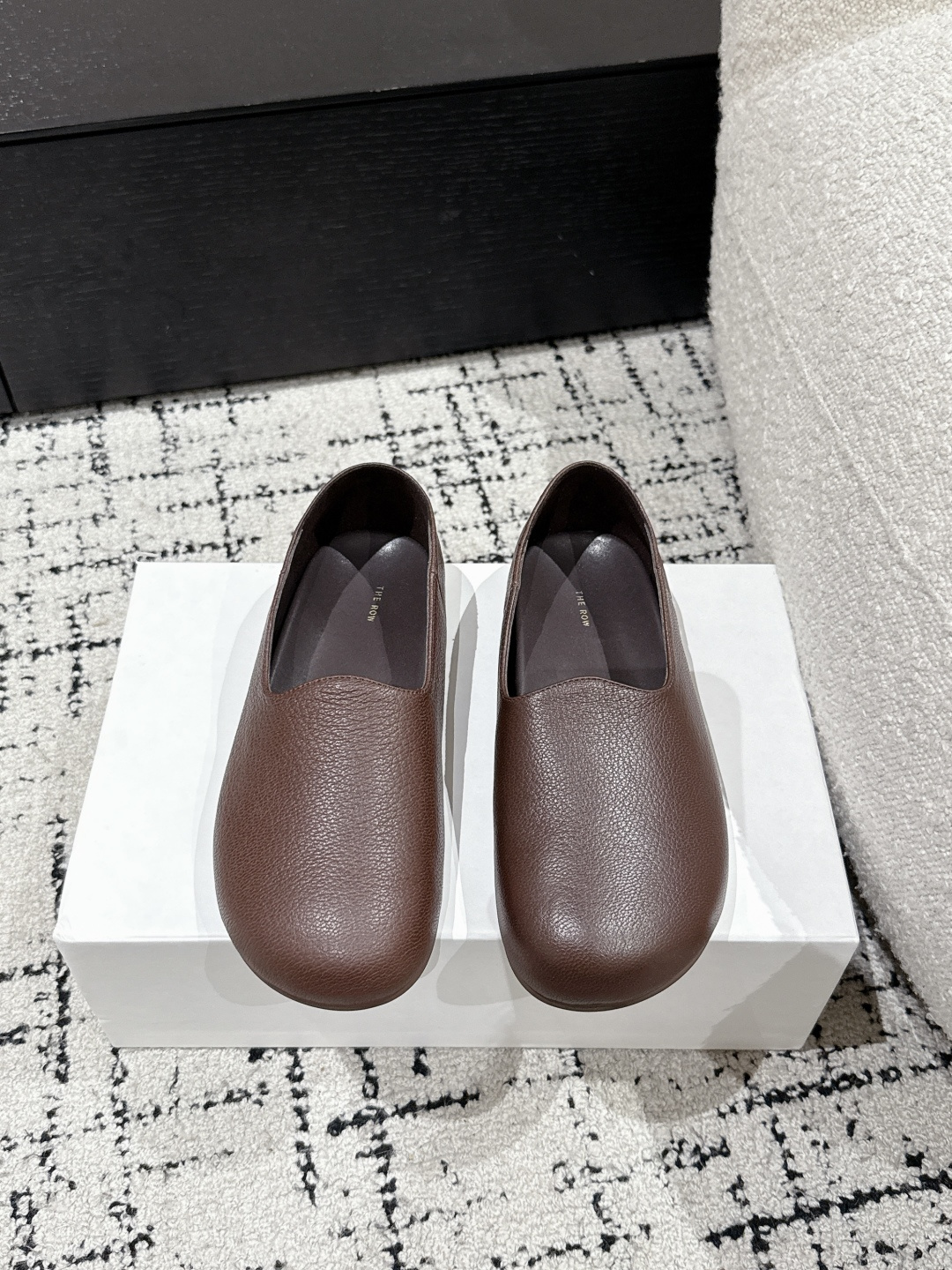 NO:232233,THE ROW 25/New spring and summer style, one-shoe-punch, ugly, casual loafers, well-behaved and ugly feeling, super legs, you must buy it. It's really amazing. The simpler the style, the more you look, the best one is!  Upper: Use imported cowhide, inner foot padded sheepskin, original open molded rubber sole, Size#35-40 (40 customized, non-return and exchange), loafers, loafers, cowhide, sheepskin19860909THE ROW 25/春夏新款 一脚蹬 丑萌 休闲 乐福鞋 又乖又丑的感觉 超级显腿 真的一定要入手 真的很绝 越是看似简单的款越考验做版型之最！ 鞋面: 采用进口牛皮 内里垫脚羊皮 鞋底原版开模橡胶大底 Size#35-40（40订做不退换）,乐福鞋,loafers,cowhide,sheepskin,Women's Shoes