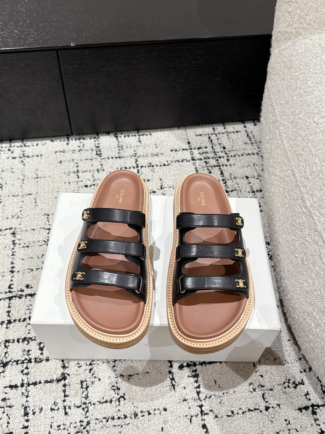 NO:232231,CELINE 25/ Spring and summer latest thick sole Arc de Triomphe British style flat-soled sandals Slippers Simple, elegant and fashionable, unsightly and timeless, it is the classic of the fashion circle that never fades away. The retro British style allows you to wear a different temperament. Original cowhide fabric inner cowhide inner cowhide inner outsole: original molded sole Size#35-41 (40.41 custom made without return or exchange), slippers, celine, sandals, slippers, cowhide19860909CELINE塞琳 25/ 春夏最新 厚底 凯旋门英伦风平底微标凉鞋 拖鞋 简约大气时髦 耐看不过时 是时尚圈永不退潮的经典所在,复古的英伦风格,让你穿出不一样的气质 面料原版牛皮 内里牛皮内里 大底: 原版开模大底 Size#35-41（40.41订做不退换）,拖鞋,celine,sandals,slippers,cowhide,Women's Shoes