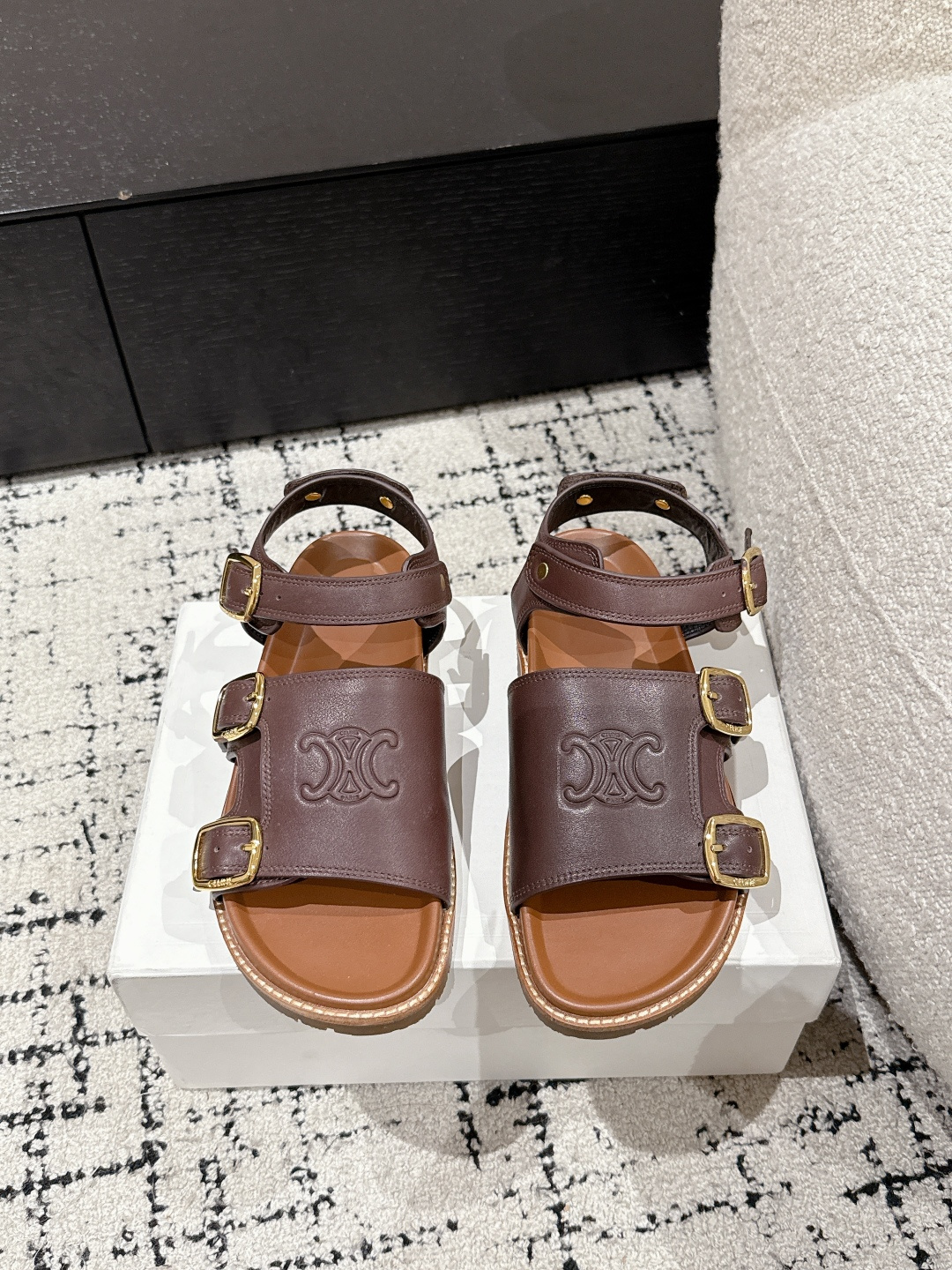 NO:232235,CELINE 25/ Spring and summer latest thick sole Arc de Triomphe British style flat-soled sandals Slippers Simple, atmospheric and fashionable, unsightly and timeless, is the classic of the fashion circle that never fades away. The retro British style allows you to wear a different temperament. Original cowhide fabric, inner cowhide inner cowhide, outsole: genuine leather edge strips Original molded sole Size#35-41 (40.41 custom made without return or exchange), sandals, celine, sandals, slippers, cowhide19860909CELINE塞琳 25/ 春夏最新 厚底 凯旋门英伦风平底微标凉鞋 拖鞋 简约大气时髦 耐看不过时 是时尚圈永不退潮的经典所在,复古的英伦风格,让你穿出不一样的气质 面料原版牛皮 内里牛皮内里 大底: 真皮沿条 原版开模大底 Size#35-41（40.41订做不退换）,凉鞋,celine,sandals,slippers,cowhide,Women's Shoes