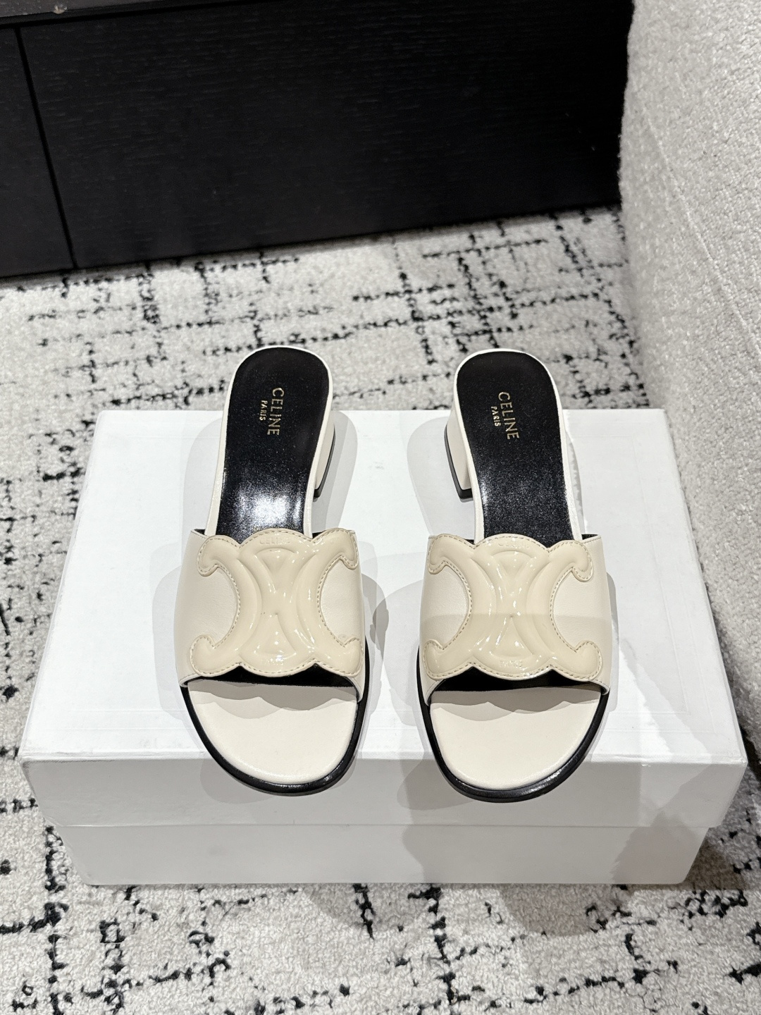 NO:232209,Celine 25/ Early spring and spring summer new Arc de Triomphe Rome thick heel slippers A very high-end Arc de Triomphe design is very brand recognition, super beautiful and versatile, and a good girl! Imported patent leather upper imported goatskin imported inside out sole: Italian leather outsole Size#35-41 (40.41 custom made without return or exchange), slippers, celine, celine, slippers, sheepskin, Leather soles19860909Celine 赛琳 25/ 早春春夏新品凯旋门罗马 粗跟 拖鞋 非常高级的一款凯旋门设计极具品牌辨识度,超级好看百搭,好少女! 鞋面进口漆皮 内里进口山羊皮 大底: 意大利真皮大底 Size#35-41(40.41定做不退换）,拖鞋,celine,celine,slippers,sheepskin,Leather soles,Women's Shoes