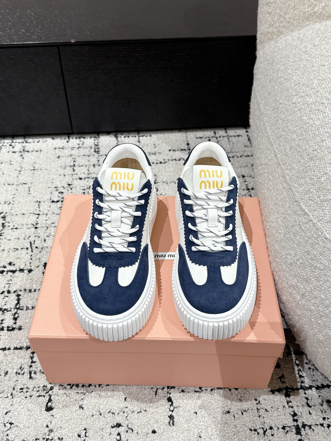 NO:229439,MIUMIU丨Miao Miao 25/ New style, thick sole, retro style, casual, biscuits, sponge cakes, sneakers, hot and dirty shoes, a must-have for ~ old fashioned, simple and high-end, very comfortable to match with your feet, a must-have for the year!  The latest catwalk sports white shoes in early spring is a popular style by domestic and foreign bloggers. The small red book grass planting series, the retro and fashionable footwear is beautiful and has a simple sports shoe design, and the recognizable tongue creates a Buddhist sweet casual style~~ The aura of the foot is very casual. Fabric: Use top layer cowhide material. Inner: Silk cowhide. Earth: Original foam rubber sole. Size: #35-40 (40 custom made without return or exchange), casual shoes/sports shoes, miumiu, sneakers, cowhide19860909MIUMIU丨缪缪 25/ 新款 厚底 复古风 休闲 饼干 松糕 运动鞋 颜值担当火爆款脏脏鞋 不得不入的一款～做旧时尚,简约高级 随意搭配上脚非常舒适,年度必入款！早春最新走秀款运动小白鞋国内外博主刷爆的一款,小红书种草系列,复古又时髦上脚美炸了简约的运动板鞋设计,极具辨识度的鞋舌,打造佛系甜美的休闲风~~上脚气场十足随意搭配 面料: 选用头层牛皮材质 内里: 丝绸牛皮里 大地: 原版发泡橡胶底 Size: #35-40（40定做不退换）,休闲鞋/运动鞋,miumiu,sneakers,cowhide,Women's Shoes