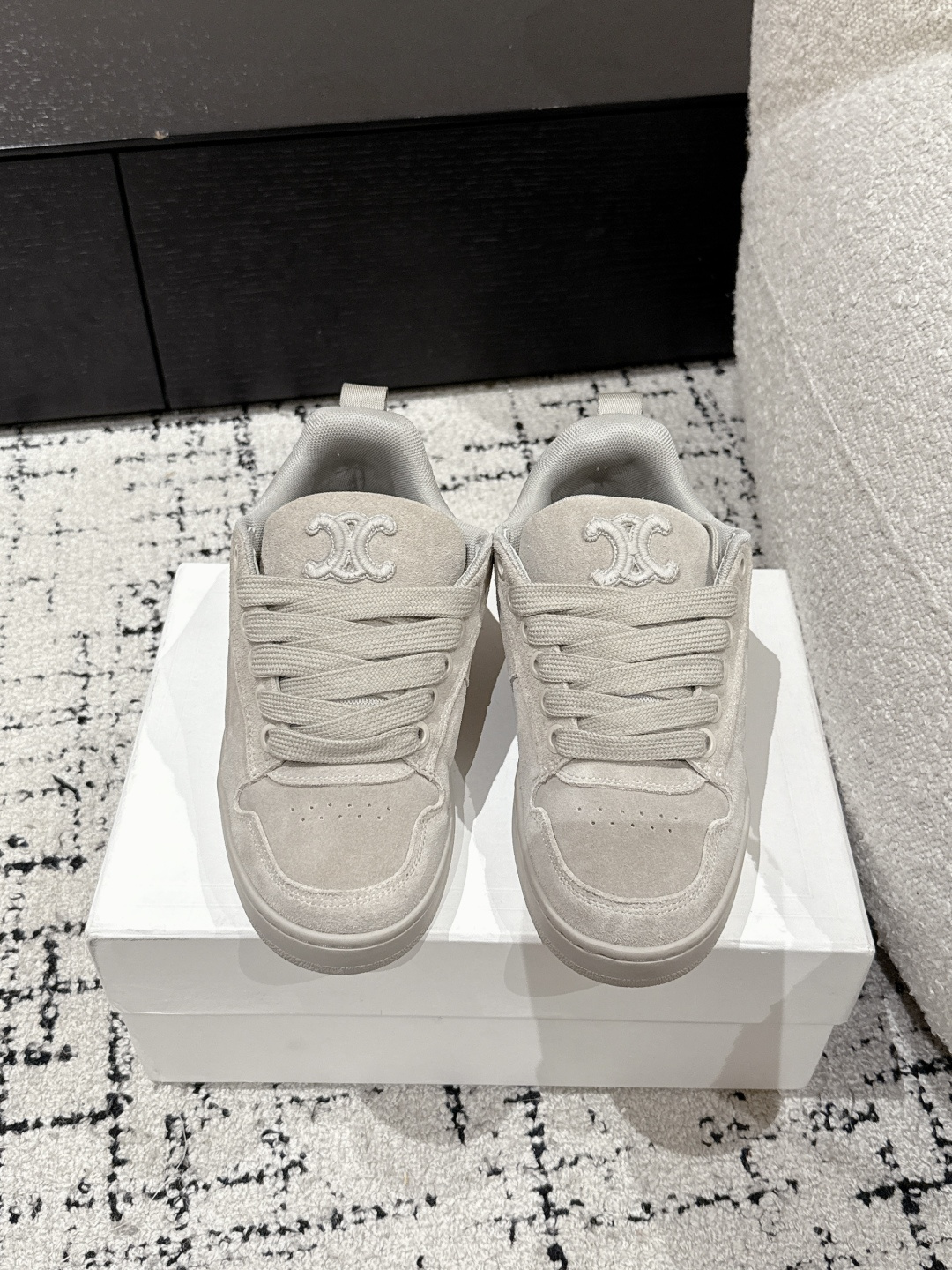 NO:232249,#Couple model Celin Celin 25/ Spring latest homme Early autumn latest bread casual sports shoes With the popularity of ERL's skateboard bread shoes this year, Celine Homme FW25 will also launch new bread shoes soon. As well as shoe styles similar to Puma speedcat thin-soled shoes and Newbalance, versatile and fashionable!  Fabric: Gaomerlin velvet Inner: Original breathable net Outsole: Original tpu Size: #women 35-40 men 39-45 (women 40 men 45 custom made without return or exchange), casual shoes/sports shoes, celine, celine, sneakers19860909#情侣款 Celin赛琳 25/ 春季最新 homme 早秋最新 面包 休闲 运动鞋 随着今年ERL的滑板面包鞋的大火.Celine Homme FW25也即将推出新款面包鞋.以及神似 Puma speedcat薄底鞋和 Newbalance 的鞋型 百搭时尚！ 面料: 高丝光牛绒 内里: 原版透气网 大底: 原版tpu Size: #女35-40男39-45(女40男45定做不退换）,休闲鞋/运动鞋,celine,celine,sneakers,Women's Shoes