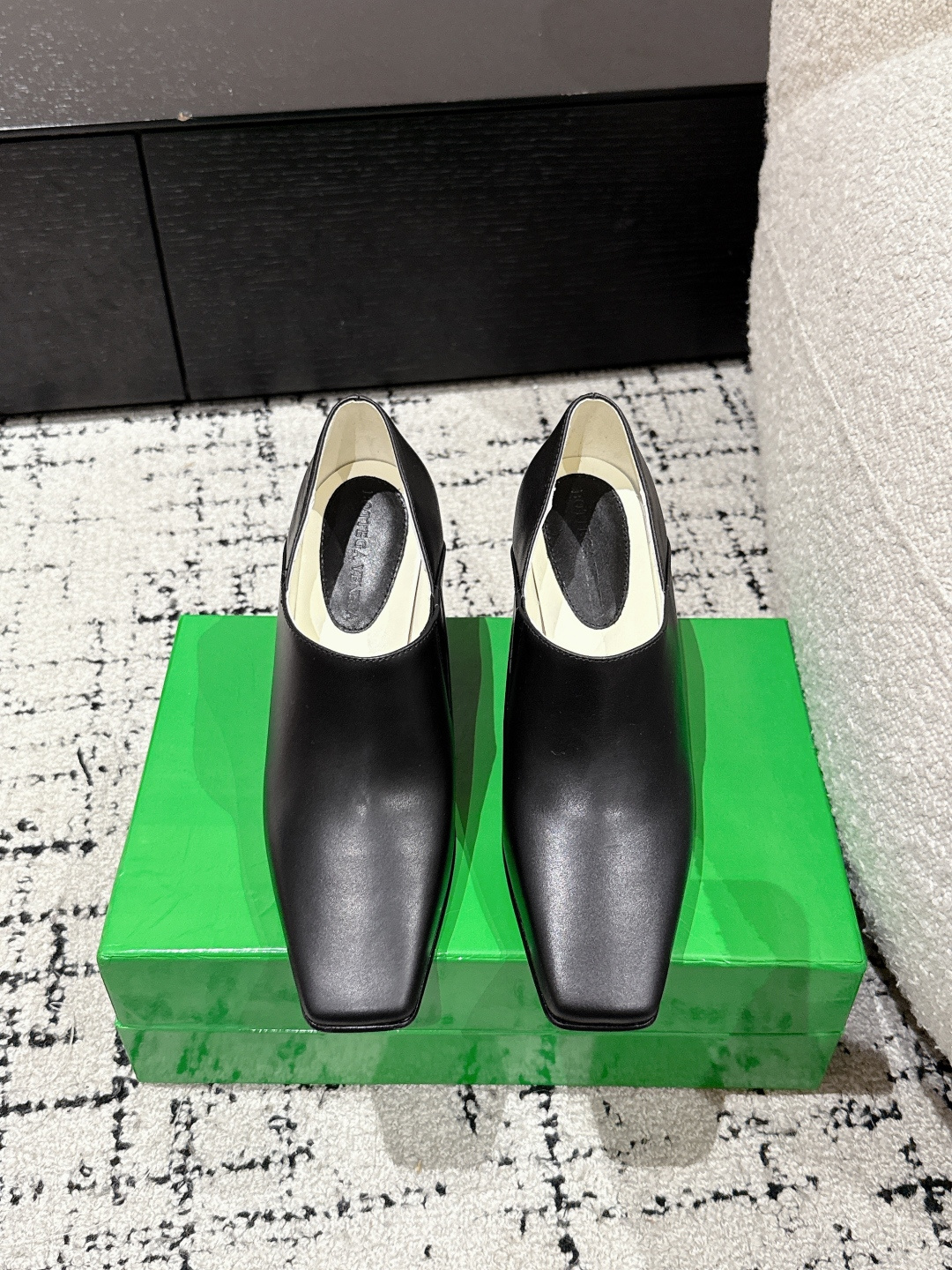 NO:232221,Bottega Veneta Baodiejia 25/ The latest spring catwalk Lewis square head special-shaped heel high heels Bvjia 25 latest catwalk Cai Wenjing's same style. It is not to be missed with a high-end, fashionable and retro outfit!  Fabric: Custom crocodile pattern cowhide Inner: Soft sheepskin Heel height: 7.5cm Outsole: Italian genuine leather sole Size: #35-42 (40.41.42 Custom made without return), high heels, bottega veneta, bottega veneta, bottega veneta, bottega veneta, high heels, cowhide, sheepskin19860909Bottega Veneta葆蝶家 25/ 春季最新走秀款 Lewis 方头 异形跟 高跟鞋 Bv家25最新走秀款 蔡文静同款 具有高级时髦复古韵味的穿搭不可错过 ！ 面料: 定制鳄鱼纹牛皮 内里: 柔软羊皮里 跟高: 7.5cm 大底: 意大利真皮底 Size: #35-42(40.41.42定做不退换）,高跟鞋,bottega veneta,bottega veneta,bottega veneta,high heels,cowhide,sheepskin,Women's Shoes