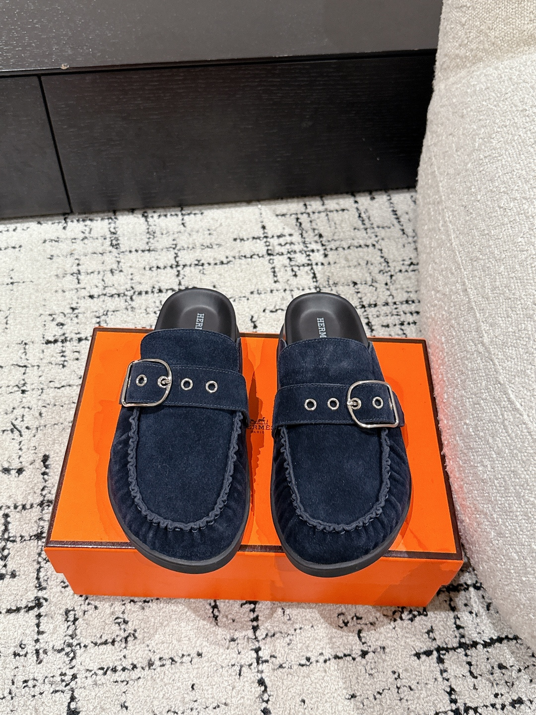 NO:232215,#Couple model HERMES Hermes 25/Spring and Summer Latest Cute Muller Semi-Travel Birken Baotou Slippers I really need versatile slippers in summer. They look good no matter how you match them, and they feel casual and high-end. The comfort is also great. It is paired with various colored socks, which is very fashionable. Fabric: imported suede Inner: Sheepskin Inner Outsole: Tpu Anti-slip and Wear-resistant Outsole Size#35-45 (Female 40. Men 45 Customized, No Returns and Exchanges), Semi-Travel, hermes, hermes, slippers, sheepskin, chamois leather, socks19860909#情侣款 HERMES 爱马仕 25/春夏最新 呆萌 穆勒半拖 勃肯包头 拖鞋 夏天真的太需要百搭拖鞋了,怎么搭配都好看,随意且高级的感觉 舒适度也很棒,搭配各种彩色袜子,潮爆了 面料: 进口麂皮 内里: 羊皮内里 大底: Tpu防滑耐磨大底 Size#35-45（女40.男45订做不退换）,半拖,hermes,hermes,slippers,sheepskin,chamois leather,socks,Women's Shoes