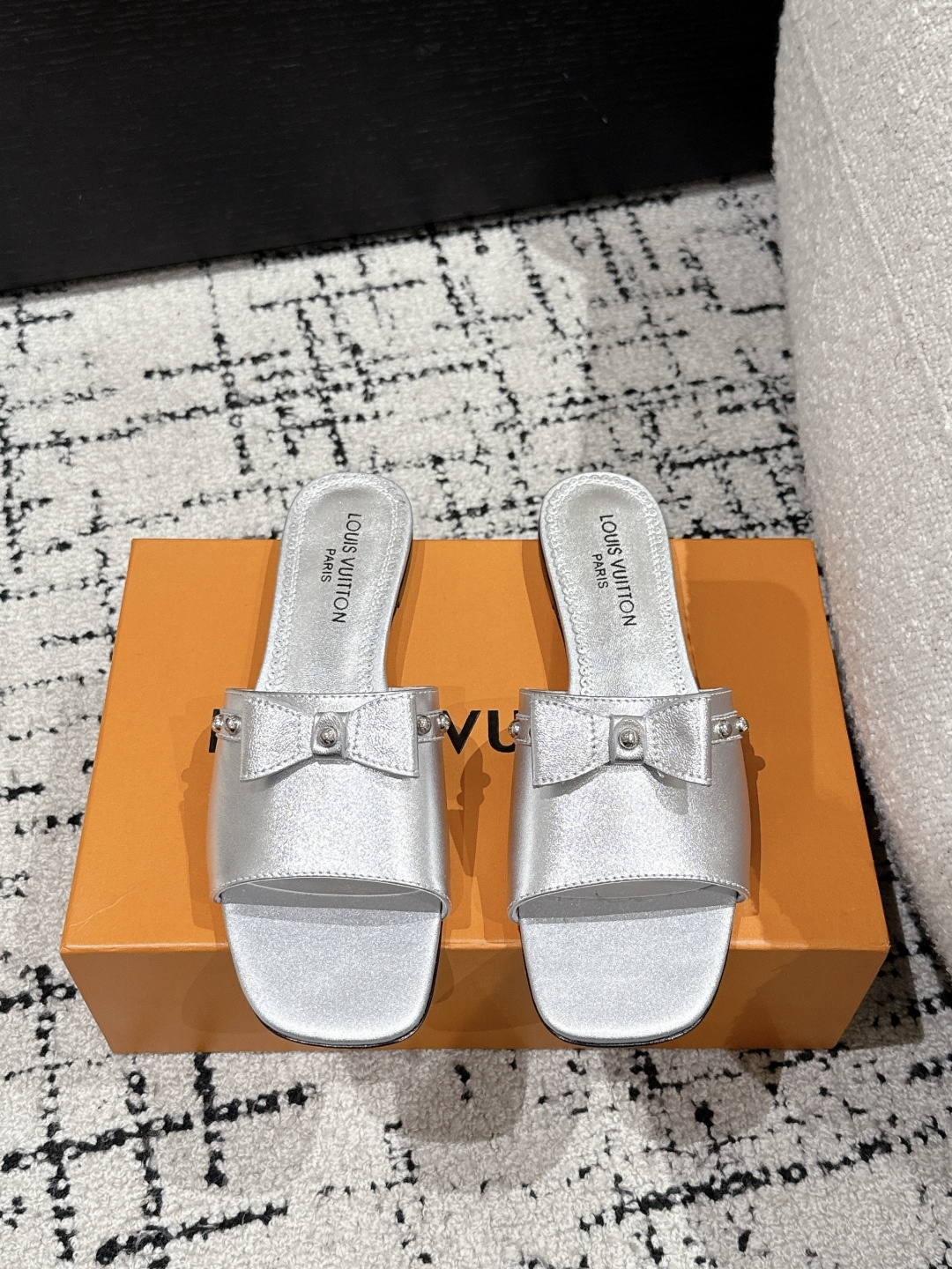 NO:232280,LouisVuitton 25/ New spring and summer style black and white three-color cat heel flat-soled sandals It is hard not to doubt whether it was borrowed from the Tang Sancai of the Tang Dynasty as the basis and innovated into the classic LV logo, using colors and large-area base colors of the upper as a comparison, creating the white three-color or black three-color element style of the upper, creating another classic style!  Super beautiful!  Unspeakable fashion!  Daily versatility is no problem, and it has the significance of changes and development of the times!  Kittens are super easy to wear, and the summer atmosphere is full of!  Original custom fabric, Neli Niuli, Outsole, Imported Italian leather outsole Size#35-41 (40.41 custom made without return or exchange), slippers, louis vuitton, louis vuitton, slippers, Leather soles19860909LouisVuitton 25/ 春夏新款 黑白三彩猫跟平底凉拖 很难不怀疑是不是借鉴了唐朝的唐三彩作为基础,创新成lv经典标志logo,采用彩色以及鞋面的大面积底色作为对比,创造出鞋面的白三彩或者是黑三彩元素风格,成就了又一个经典款！上脚超级美腻！说不出来的时尚！日常百搭不在话下,而且很有时代的变迁发展的意义！小猫跟超级好穿,上脚满满的夏日氛围！ 材质原版定制面料 内里牛里 大底意大利进口真皮大底 Size#35-41（40.41定制不退换),拖鞋,louis vuitton,louis vuitton,slippers,Leather soles,Women's Shoes