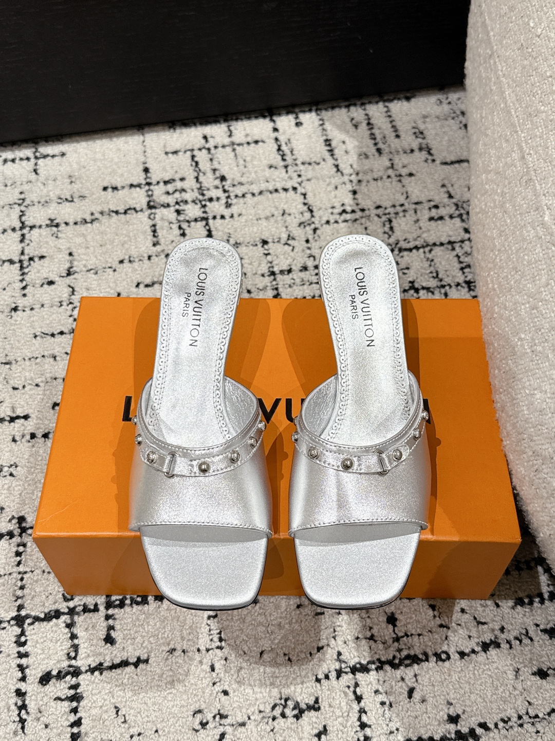 NO:232281,LouisVuitton 25/ New spring and summer style, black and white three-color cat heels and short heels, sandals. It is hard not to doubt whether it has borrowed from the Tang Sancai of the Tang Dynasty as the basis and innovated into the classic LV logo, using colors and large-area base colors of the upper as a comparison, creating the white three-color or black three-color element style of the upper, creating another classic style!  Super beautiful!  Unspeakable fashion!  Daily versatility is no problem, and it has the significance of changes and development of the times!  Kittens are super easy to wear, and the summer atmosphere is full of!  Original custom fabric, Neli Niuli, Outsole, Imported Italian leather outsole Size#35-41 (40.41 custom made without return or exchange), slippers, louis vuitton, louis vuitton, slippers, Leather soles19860909LouisVuitton 25/ 春夏新款 黑白三彩猫跟矮跟 凉拖 很难不怀疑是不是借鉴了唐朝的唐三彩作为基础,创新成lv经典标志logo,采用彩色以及鞋面的大面积底色作为对比,创造出鞋面的白三彩或者是黑三彩元素风格,成就了又一个经典款！上脚超级美腻！说不出来的时尚！日常百搭不在话下,而且很有时代的变迁发展的意义！小猫跟超级好穿,上脚满满的夏日氛围！ 材质原版定制面料 内里牛里 大底意大利进口真皮大底 Size#35-41（40.41定制不退换),拖鞋,louis vuitton,louis vuitton,slippers,Leather soles,Women's Shoes