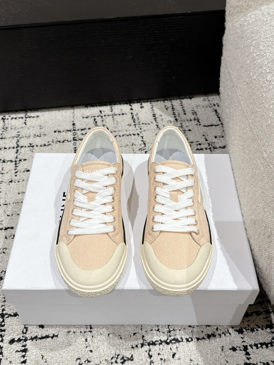 NO:232239,#Top version CELINE 25/Spring Latest RUNNER CR-03 Canvas Casual Sports Shoes The tongue and back top are decorated with CELINE logo sports shoes on the side concave CR-03, the back top and side of the shoe are imprinted CELINE logo thick-soled bread shoes 2025 spring and summer new women's Arc de Triomphe logo lace-up 356853 simple and comfortable, clean and neat, increasing height and making legs thin, whether it is single or paired with wide-leg pants, high street and retro, let's make CELINE girls, original upper fabric, inner sheepskin inner, original open molded rubber sole Size#35-40 (40 customization, no return or replacement), casual shoes/sports shoes, celine, celine, sneakers, sheepskin19860909#顶级版本 CELINE赛琳 25/春季最新 RUNNER CR-03 帆布 休闲 运动鞋 鞋舌和鞋后帮饰有CELINE标志运动鞋侧面凹CR-03字样,鞋后帮和侧面压印CELINE标志厚底面包鞋2025春夏新款女凯旋门徽标系带356853简单舒服,干净利落,增高显腿细,无论是单穿还是搭配阔腿裤,高街又复古一起来做CELINE女孩 鞋面原版布面 内里羊皮内里 大底原版开模橡胶大底 Size#35-40（40定制不退不换）,休闲鞋/运动鞋,celine,celine,sneakers,sheepskin,Women's Shoes