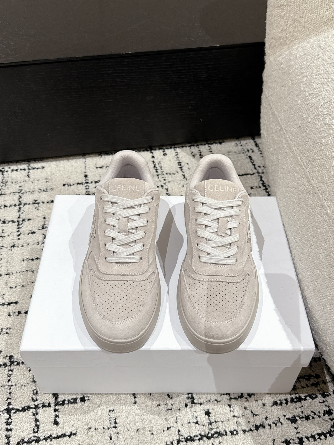 NO:232245,#Top version CELINE 25/Latest Block series Lace-up Casual Sports Shoes TRIOMPHE Leather Patch, instantly injects fresh and soft charm into this BLOCK sneaker, and loves it. When paired, it is so easy to control. Whether it is flared jeans, skirts or dresses, it can be easily controlled, adding unique charm to your look and making you become a fashion expert in seconds. Imported velvet on the upper, original breathable net, outsole, original rubber outsole Size#35-40 (for women 40 custom-made, non-return and exchange), casual shoes/sports, celine, celine, sneakers, skirts, jeans19860909#顶级版本 CELINE赛琳 25/最新 Block系列 系带 休闲 运动鞋 TRIOMPHE 皮革贴饰,瞬间给这款 BLOCK 运动鞋注入了清新柔美的魅力,爱了爱了.搭配起来那叫一个随心所欲,无论是喇叭牛仔裤、半身裙还是连衣裙,它都能轻松驾驭,为你的造型增添别致魅力,让你秒变时尚达人 鞋面进口牛绒 内里原版透气网里 大底原版橡胶大底 Size#35-40（女40定做不退换）,休闲鞋/运动鞋,celine,celine,sneakers,skirts,jeans,Women's Shoes