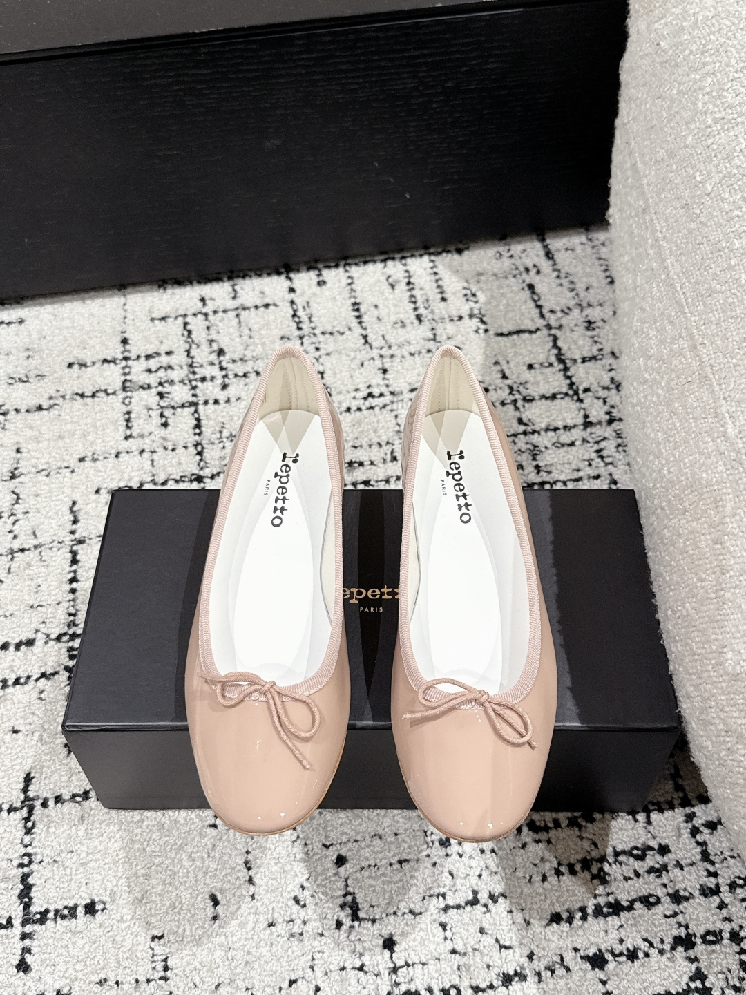 NO:223664,Repetto niche trendy brand 25/ Spring and summer new Cendrillon patent leather ballet flat shoes same as Hyuna. As long as you like to wear ballet shoes and ballet shoes, you can completely close your eyes and try this pair. The shoe shape is so good. You don’t want to take off your feet. The foot feels comfortable and slimming. Whatever you like is good!  Fairies rushed!  Original imported cowhide/paper leather inner sheepskin heel height 4cm sole original genuine leather outsole Size35-40 (40 custom made without return or exchange), single shoes Mary Jane, mary jane, flats, cowhide, sheepskin, Leather soles19860909Repetto 小众潮牌 25/ 春夏新款Cendrillon 漆皮芭蕾平底鞋 金泫雅同款 只要平时喜欢穿芭蕾鞋 芭蕾鞋控的 宝子们,你们完全可以闭眼去冲这双 鞋型巨乖 上脚完全不想脱下来的赶脚 上脚脚感舒适显瘦 配啥啥好看哈！仙女们冲 ！ 鞋面原版进口牛皮/漆皮 内里羊皮 跟高4cm 鞋底原版真皮大底 Size35-40（40定制不退换）,单鞋玛丽珍,mary jane,flats,cowhide,sheepskin,Leather soles,Women's Shoes