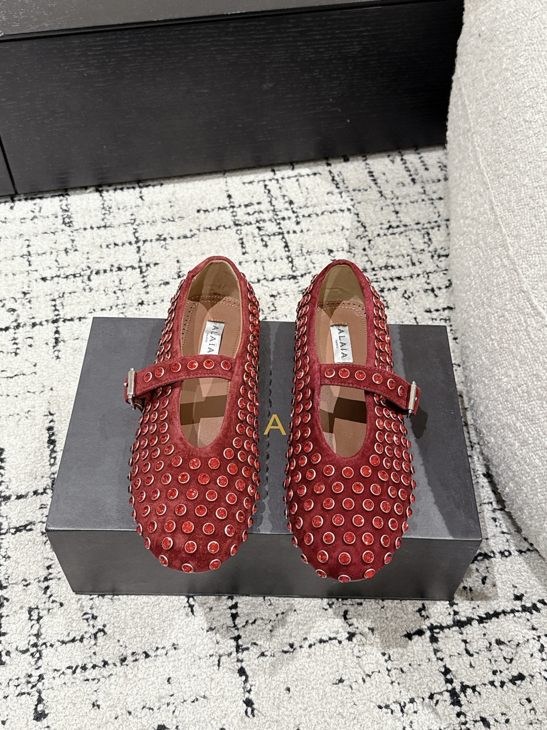 NO:260013,ALAIA 25/Spring and Summer Latest STRASS Crystal Full Diamond Mary Jane Shoes Extremely Characteristics and Recognition, Metal buckle. More fashionable, extremely small low heels, more exquisite and lightweight. This pair of shoes interprets the futuristic avant-garde women are only loyal to the cutting king who shows the curve of women's body. The upper is original cowhide/rispberry footbed sheepskin original open mold rubber sole Size#35-42 (40 41 42 custom made without return), ballet shoes, alaia, mary jane, cowhide, sheepskin19860909ALAIA 阿莱亚 25/春夏最新 STRASS 水晶满钻 玛丽珍鞋 极具特点和辨识度,金属扣.更显时尚极致小低跟更显精致轻量感上脚这双鞋演绎未来感前卫女性只忠于展现女性身体曲线的裁剪之王 鞋面原版牛皮/水钻 垫脚羊皮 鞋底原版开模橡胶底 Size#35-42（40 41 42订做不退换）,芭蕾舞鞋,alaia,mary jane,cowhide,sheepskin,Women's Shoes